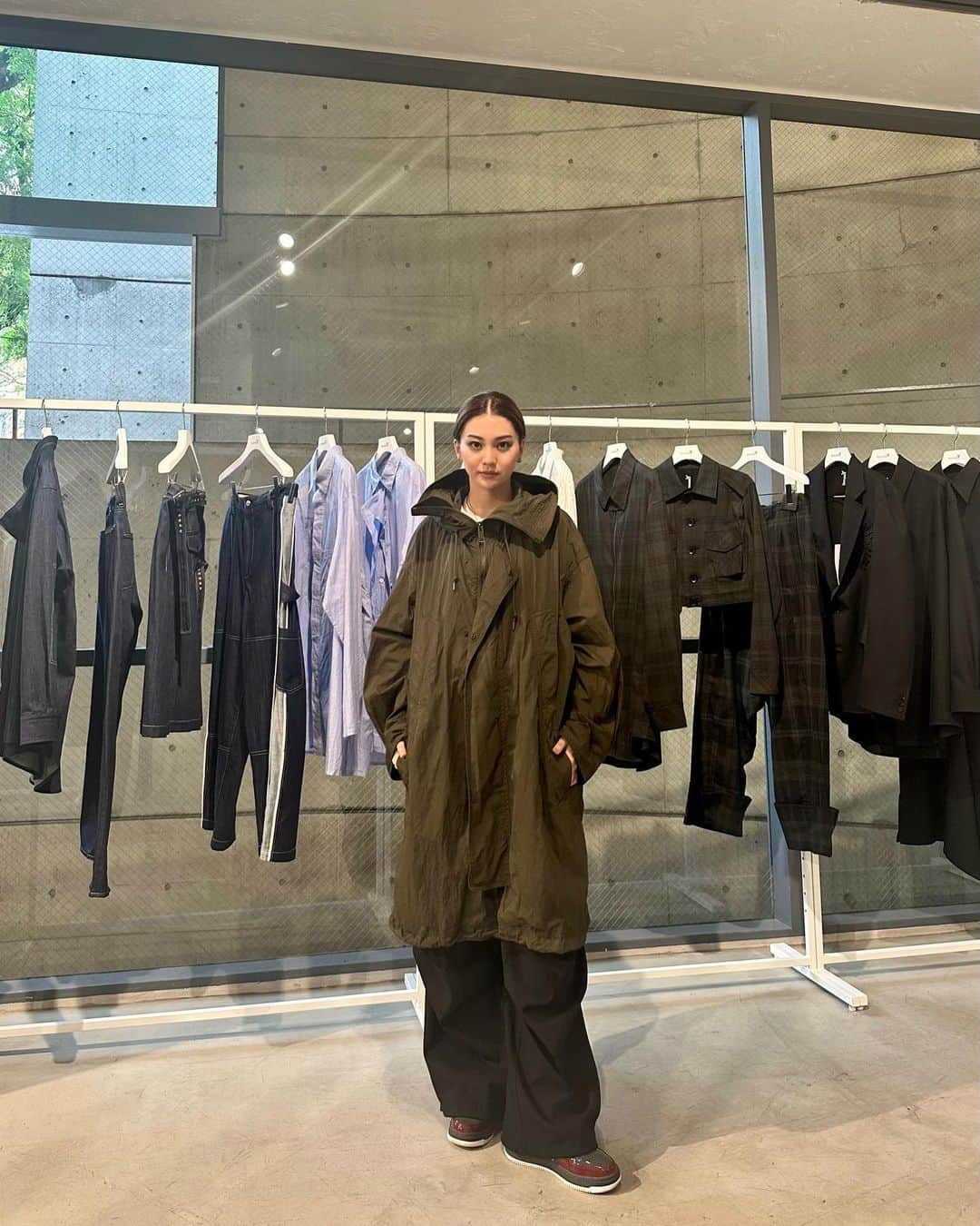 のインスタグラム：「ーーーーーーーーーーーーーーー Hi  @ground_y_official SS 2024  大好きなGroundYのSHOWROOMへ。 今回はミリタリーがテーマで、 全て美しくて1着1着じっくり見たくなるほど魅力的。 写真は特にお気に入りだった2着。  偶然、パタンナーさんが近くにいらっしゃったので、 直接お話をして、 ディティールやシルエットのこだわりをお聞きました。  男女で身長が違うので、 コートは腕の長さを意識してポケットの位置を 上下に2つ つけて高さを変えていたり、 4パターンのチェック柄を使用していたり、 じっくり見れば見るほど、 魅力ポイントがたくさんで癒されました。  この魅力を伝えるべく、 ファッションワードも勉強しなくてはと思ったほど…。♡  お仕事でご一緒したあの日から、 ずーーーっと大好きで大ファンです。  もう少し涼しくなって、 早くGround Yのお洋服たくさん着たいな。  今日で9月も最後、 楽しみましょうねっ🌕  #GroundY #Yohjiyamamoto #ss #2024」