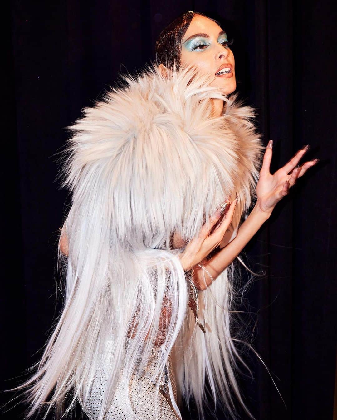 NYFW（ニューヨークファッションウィーク）のインスタグラム：「Backstage at #TheBlonds is giving main character energy.」