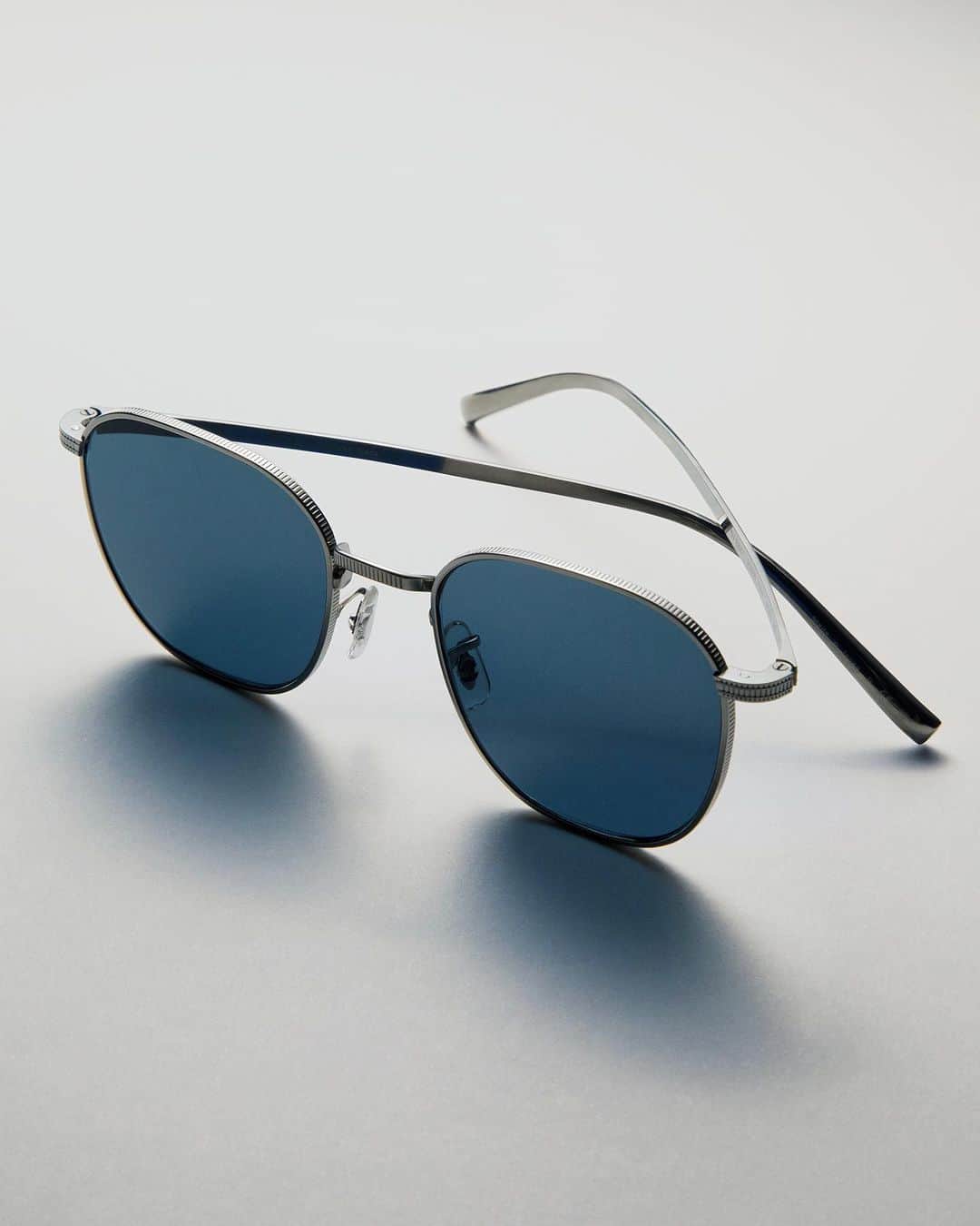オリバーピープルズのインスタグラム：「True design lies in the details. RYNN features a new filigree inspired by the Golden Gate Bridge. ⁠ #OliverPeoples Fall 2023.」