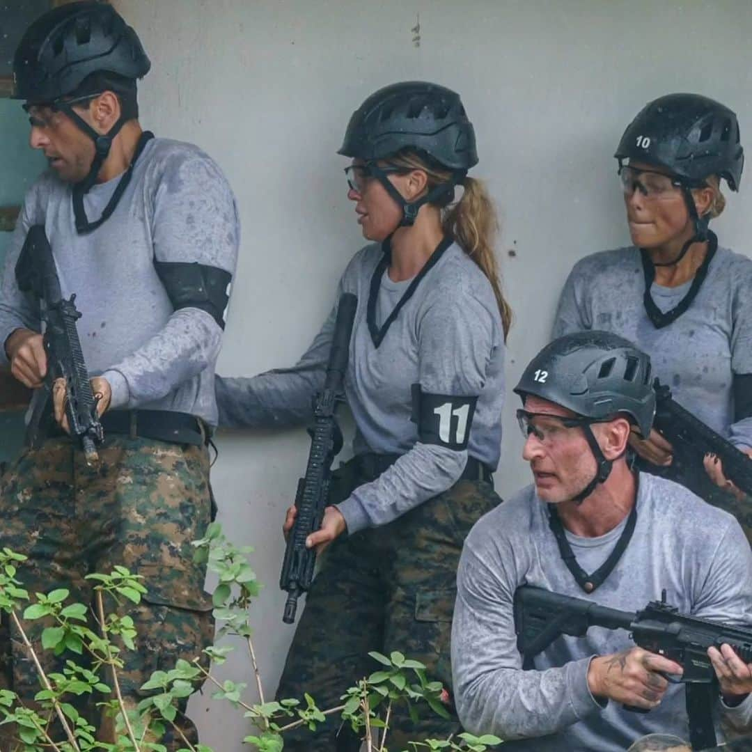 ダニエル・オハラのインスタグラム：「Going from full time mum of Five to saving hostages with a gun was very surreal but watch me give it a go Sunday 9pm @channel4 🤣🔫🪖 #episode2 #saswhodareswins #momof5 #junglehell」