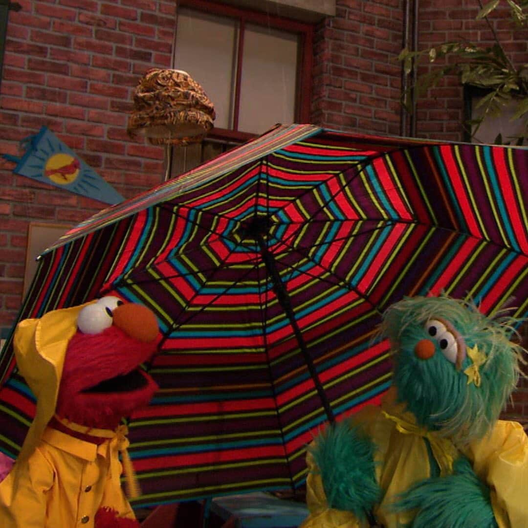 セサミストリートさんのインスタグラム写真 - (セサミストリートInstagram)「Elmo is under @rosita’s umbrella- ella-ella, eh, eh, eh! 🌧️☂️😂」9月30日 0時56分 - sesamestreet
