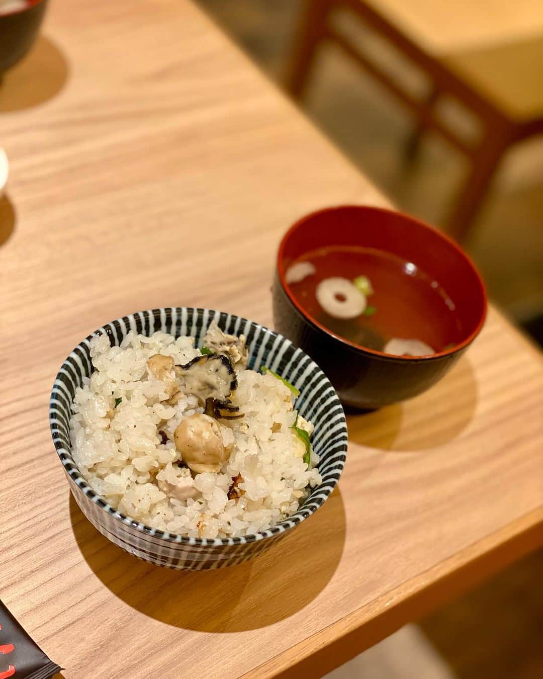 りなたろすさんのインスタグラム写真 - (りなたろすInstagram)「⁡ 牡蠣が食べたすぎて カメラ見てくれないみたいです( ơ ᴗ ơ ) ⁡ ⁡ だいすき牡蠣の食べ放題いてきたー🦪🌊🫧‪ ⁡ ⁡ 立川牡蠣basara🦪 ( @kakibasara.tachikawa ) ⁡ ⁡ 綺麗なビルの中にあるお店ᜊ(˶‪‬ᐢ‬. .‪ᐢ˵)ᜊ 店内もすごく綺麗で広々としてたよ⸜🌷︎⸝‍ ⁡ ⁡ ୨୧┈┈┈┈┈┈┈┈┈┈┈┈┈┈┈┈┈┈୨୧ ⁡ 🍽生牡蠣堪能コース 旬の生牡蠣食べ放題120分⇒5,300円(税込)  牡蠣の土鍋ご飯までついてくるよ🦪🍚 ⁡ ＋1,800円でフリークドリンク2時間飲み放題🥤 ＋800円で牡蠣フライや 蒸し牡蠣の食べ放題が追加可能😋🍽💞 ⁡ ୨୧┈┈┈┈┈┈┈┈┈┈┈┈┈┈┈┈┈┈୨୧ ⁡ ⁡ お通しから豪華なのよ🥹🫶🏻🥕 牡蠣味噌のバーニャカウダはやみつきになるお味🫶🏻 ⁡ ⁡ その時期に合った美味しい牡蠣を 全国から取り寄せてるだけあって 新鮮でとってもおいしい…(՞ ܸ. .ܸ ՞)" ⁡ ⁡ 牡蠣といえばの牡蠣フライが たまらんかったー！！(,,> <,,) サクサクで中はとろっと 旨みと甘みがぎっしり詰まってて🥹🫶🏻 ⁡ ⁡ 牡蠣につけて食べる調味料が 多いのが他のお店とは違うとこ！(⑉ㆆ ̯ㆆ⑉) ⁡ タルタルにチリソース🌶 醤油マヨ、おろしポン酢🧅 味変たくさんできて 飽きずに最後まで食べ放題堪能しました🫣💕 ⁡ ⁡ ⁡ ⁡ テラス席もあって雰囲気良いので デートにもオススメです👫💓 ⁡ ⁡ ⁡ ━━━━━━━━━━━━━━━━━━━━ ⁡ 📍東京都立川市柴崎町3-4-2　３F ⁡ 🚃 立川南口から徒歩3分 立川駅から130m 🚶🏻💨 ⁡ 🕐【月〜金】17:00〜23:30 【土、日、祝】16:00〜23:30 ⁡ ⭕️定休日なし ⁡ 🗓予約可 ⁡ 💰○現金/カード/QRコード決済 ×電子マネー ⁡ 🚭分煙 ⁡ 🚗無 ⁡ 📞042-512-7222 ⁡ ⁡ ━━━━━━━━━━━━━━━━━━━━ ⁡ ⁡ ⁡ ⁡ ⁡ #PR #立川牡蠣basara #立川グルメ #立川ディナー #オイスターバー #生牡蠣食べ放題 #牡蠣食べ放題 #東京牡蠣 #牡蠣フライ #牡蠣スタグラム #生牡蠣 #グルメ女子 #グルメ垢さんと繋がりたい #グルメ女子旅 #グルメ垢 #立川牡蠣 #おいしい秋見つけた」9月30日 0時58分 - 1103r_h