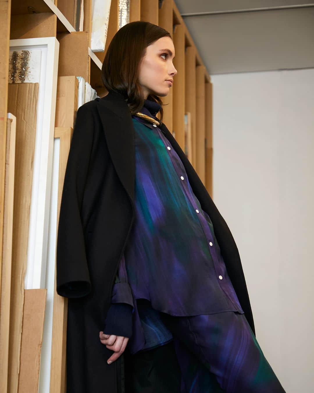 ヴァランティンゴティエのインスタグラム：「CABANE - Collection automne hiver 2023  Un vestiaire résolument uni aux allures minimalistes, original et mobile ponctué par les imprimés Reflect, Diffract et Lumen qui suggèrent les aurores boréales et soufflent l’appel rêvé des grands espaces nordiques.  A resolutely unified wardrobe with minimalist, original, and mobile aesthetics, punctuated by the Reflect, Diffract, and Lumen prints that suggest the Northern Lights and breathe the dreamy call of vast Nordic spaces.  #valentinegauthier #fw23 #cabane #fallwinter」