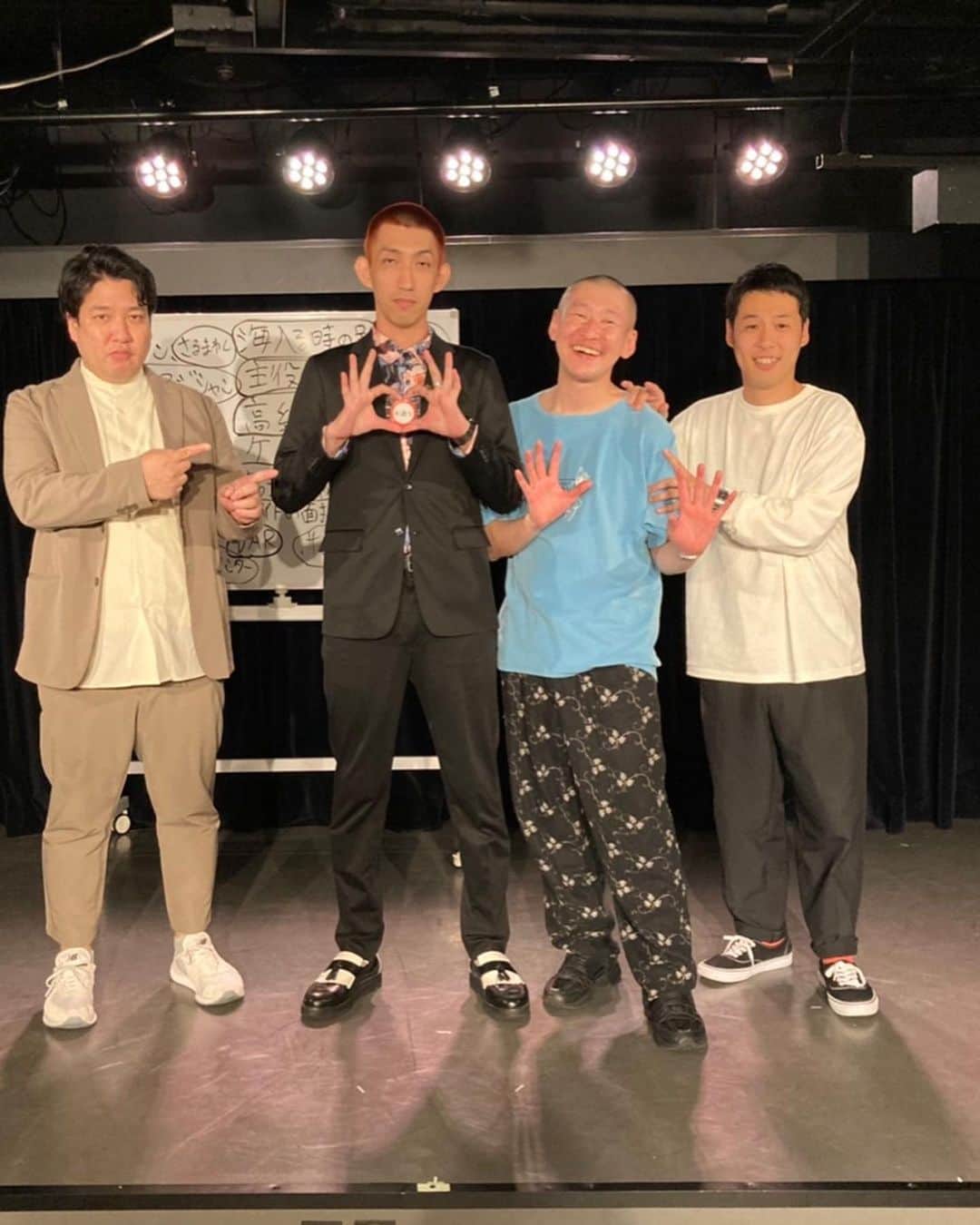 市川刺身さんのインスタグラム写真 - (市川刺身Instagram)「今日の服装。 市川刺身のお造りライブの日。  ハラノムシで購入したイカしたTシャツに神保町で購入した羽織。 ウスノロで購入した花柄イージーパンツ。 無駄づくりの黒帽子に黒の便所サンダルと手ぬぐいに金のがま口でyorozuのバッグ。  僕が高円寺で1番好きなカレー屋さんMANTRAさんが9/30に閉店となってしまって何とかいかせて頂きました。 店長さんとも話せてまたカレー屋さんをやる時必ず行くと誓いました。 何度もここのカレーで元気をもらって寂しいけど店長さんの今後がうまく行くと良いなと思いました。 初めて食べた日からずっと美味しかった。 大好きなカレー。 最後だというのに食べたさが走って写真を撮りそびれました。 そのあと市川刺身のお造りライブ。 急遽来ていただいたネルソンズの岸さんきっと君は来るさのカルビちゃんさんやさしいズのタイさんのお陰で良いライブになりました。 見逃し配信あるので是非良かったら。 ライブ後にきっと君はくるさのカルビちゃんさんに作家のももちゃんとタイ料理をご馳走になり店を出た所で撮ってもらいました。 明かりの色が独特でした。 みんなありがとうございます。  #今日着た服 #ファッション #古着 #カレー #MANTRA」9月30日 1時00分 - soitsudoitsu