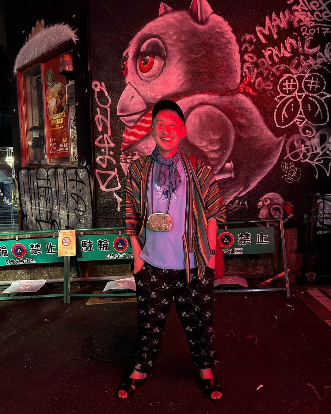 市川刺身さんのインスタグラム写真 - (市川刺身Instagram)「今日の服装。 市川刺身のお造りライブの日。  ハラノムシで購入したイカしたTシャツに神保町で購入した羽織。 ウスノロで購入した花柄イージーパンツ。 無駄づくりの黒帽子に黒の便所サンダルと手ぬぐいに金のがま口でyorozuのバッグ。  僕が高円寺で1番好きなカレー屋さんMANTRAさんが9/30に閉店となってしまって何とかいかせて頂きました。 店長さんとも話せてまたカレー屋さんをやる時必ず行くと誓いました。 何度もここのカレーで元気をもらって寂しいけど店長さんの今後がうまく行くと良いなと思いました。 初めて食べた日からずっと美味しかった。 大好きなカレー。 最後だというのに食べたさが走って写真を撮りそびれました。 そのあと市川刺身のお造りライブ。 急遽来ていただいたネルソンズの岸さんきっと君は来るさのカルビちゃんさんやさしいズのタイさんのお陰で良いライブになりました。 見逃し配信あるので是非良かったら。 ライブ後にきっと君はくるさのカルビちゃんさんに作家のももちゃんとタイ料理をご馳走になり店を出た所で撮ってもらいました。 明かりの色が独特でした。 みんなありがとうございます。  #今日着た服 #ファッション #古着 #カレー #MANTRA」9月30日 1時00分 - soitsudoitsu