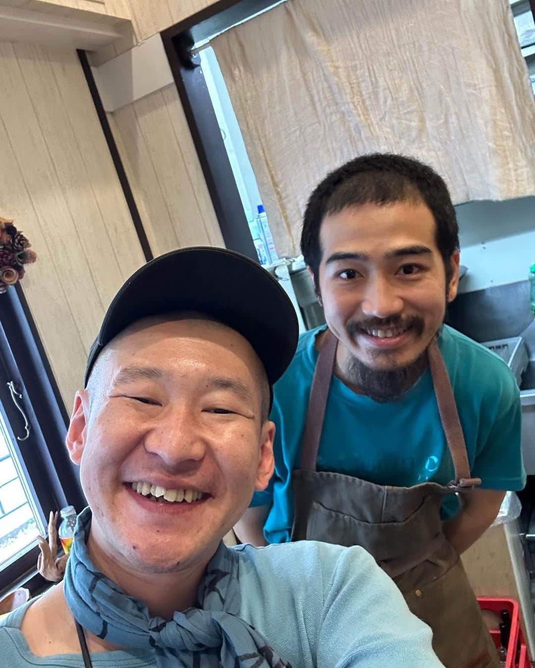 市川刺身さんのインスタグラム写真 - (市川刺身Instagram)「今日の服装。 市川刺身のお造りライブの日。  ハラノムシで購入したイカしたTシャツに神保町で購入した羽織。 ウスノロで購入した花柄イージーパンツ。 無駄づくりの黒帽子に黒の便所サンダルと手ぬぐいに金のがま口でyorozuのバッグ。  僕が高円寺で1番好きなカレー屋さんMANTRAさんが9/30に閉店となってしまって何とかいかせて頂きました。 店長さんとも話せてまたカレー屋さんをやる時必ず行くと誓いました。 何度もここのカレーで元気をもらって寂しいけど店長さんの今後がうまく行くと良いなと思いました。 初めて食べた日からずっと美味しかった。 大好きなカレー。 最後だというのに食べたさが走って写真を撮りそびれました。 そのあと市川刺身のお造りライブ。 急遽来ていただいたネルソンズの岸さんきっと君は来るさのカルビちゃんさんやさしいズのタイさんのお陰で良いライブになりました。 見逃し配信あるので是非良かったら。 ライブ後にきっと君はくるさのカルビちゃんさんに作家のももちゃんとタイ料理をご馳走になり店を出た所で撮ってもらいました。 明かりの色が独特でした。 みんなありがとうございます。  #今日着た服 #ファッション #古着 #カレー #MANTRA」9月30日 1時00分 - soitsudoitsu