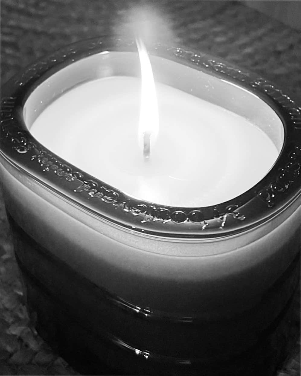 JUNNAのインスタグラム：「🌕✨  今週もお疲れ様でした  寝る前のお喋り時間に新しい @diptyque のキャンドルが加わり、また新たな香りの旅が始まる  #diptyque#キャンドル」
