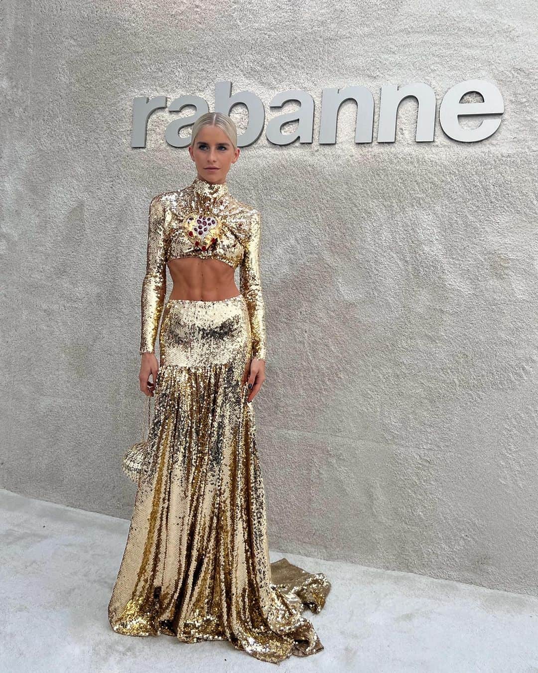キャロライン・ダウルのインスタグラム：「Anzeige // grwm for the @rabanne show ✨✨✨ with the new #rabannemakeup」