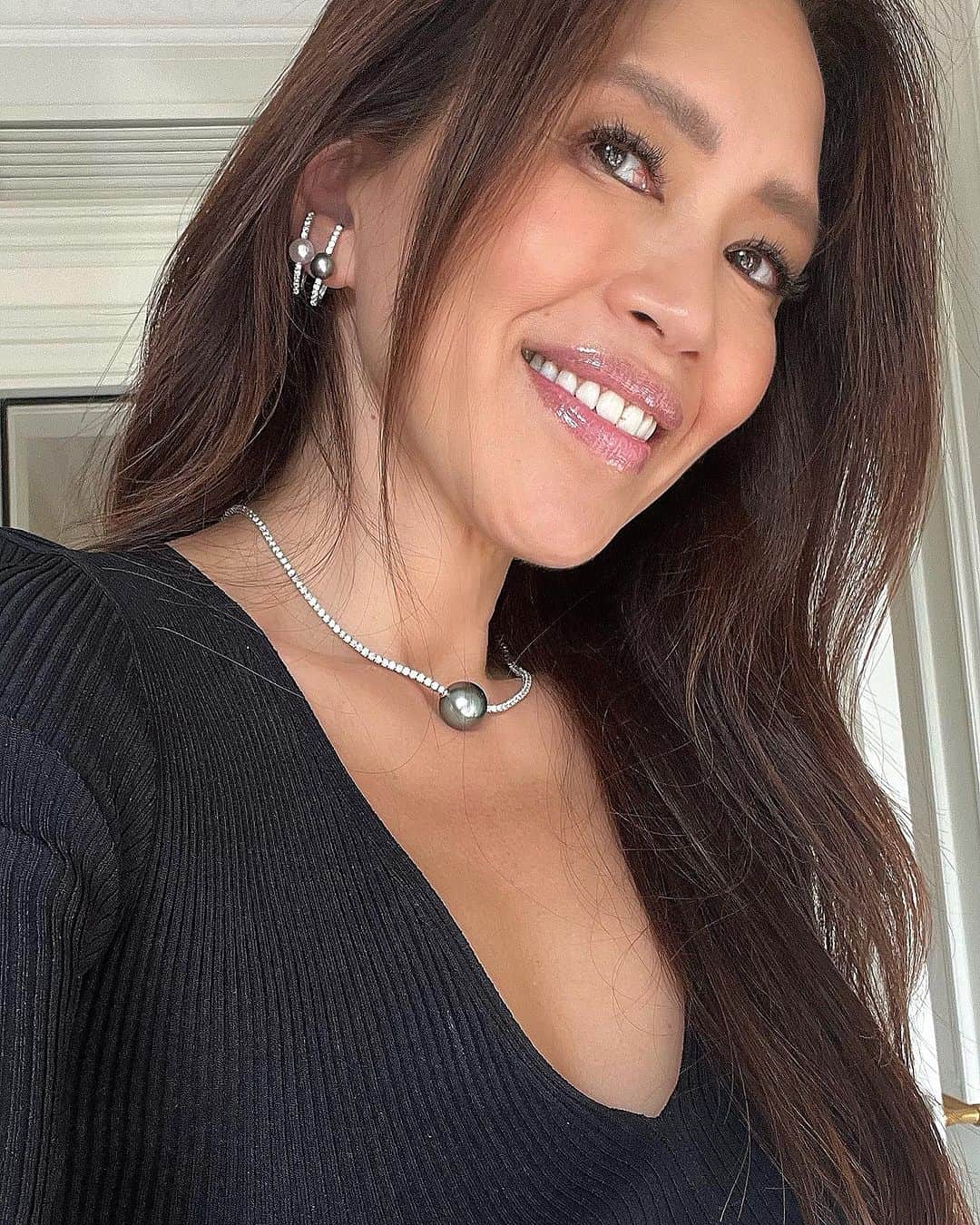 のインスタグラム：「My two loves 🖤 Prive in Paris   #paris #mizuki #mizukijewels #mizukijewelry #prive」