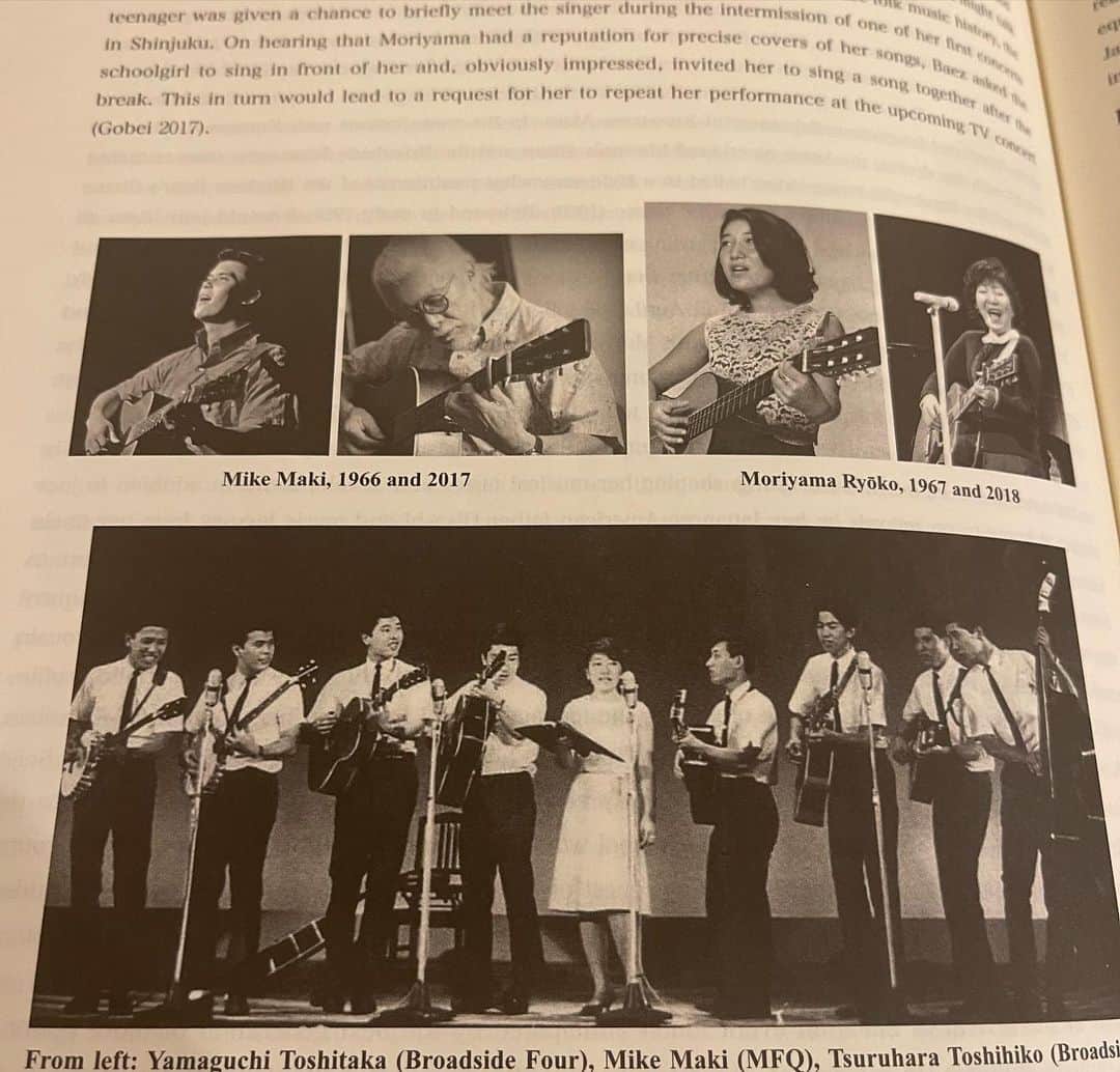 森山良子さんのインスタグラム写真 - (森山良子Instagram)「女子に囲まれているのは伝説のフォークシンガー岡林信康さん。あの素晴らしい歌をもう一度コンサート。無事お約束の１時間半オーバーで終了。 北山修さんの学校の方から、かつての日本のベビーブーム、団塊の世代の音楽を調べた冊子を頂いた。わっわーいる、高校生の私、黒パン、マイク眞木、小室等、私が見た事のない写真もある、モダンフォークカルテットとブロードサイドふおァー、紅一点の良子。 わっわー皆んな仲間だった。わーっ❣️誰だって昔はチョー若かったのよ、おかしいなぁいつの間にやら、ねー？？？」9月30日 1時20分 - ryoko5699