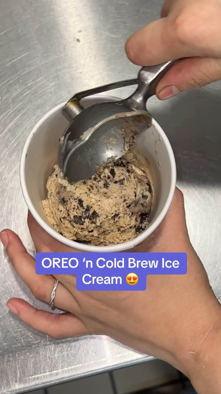 OREOのインスタグラム：「Enjoying #nationalcoffeeday the only way we know how – with @baskinrobbins OREO ‘n Cold Brew Ice Cream ☕️   Participation may vary.」