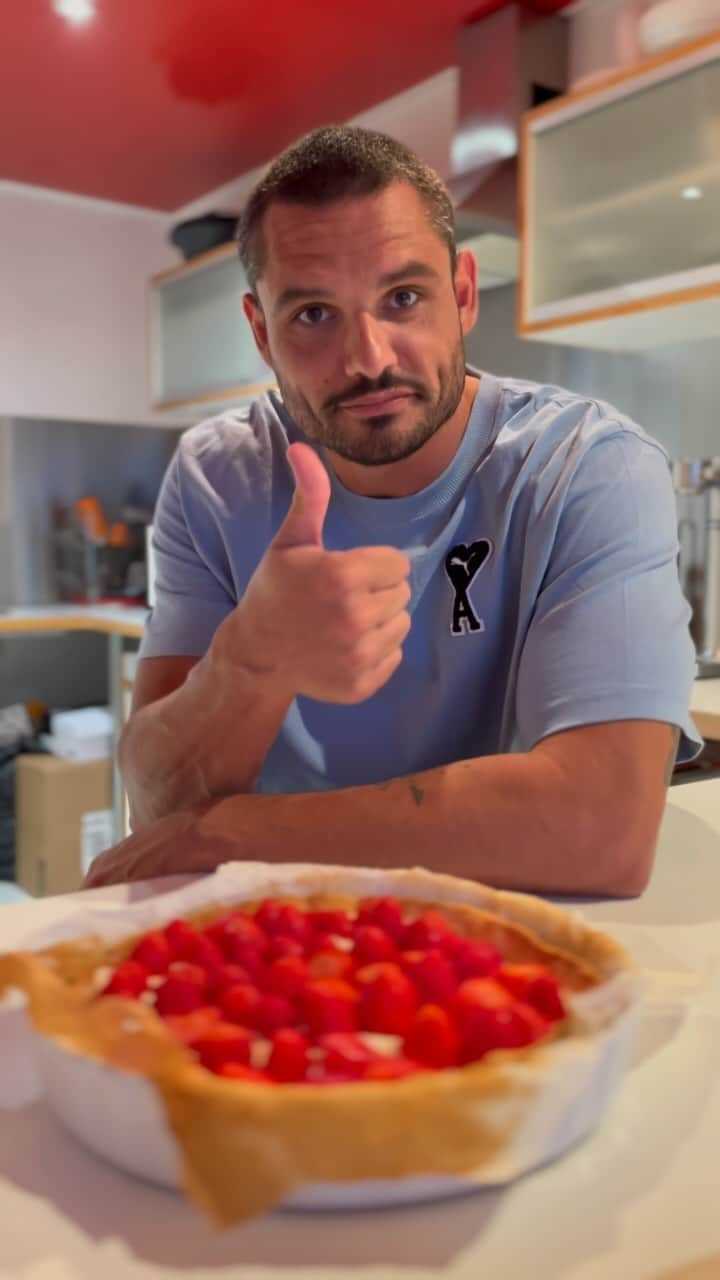 フローラン・マナドゥのインスタグラム：「Voici une habitude saine et facile que j’aime beaucoup, cuisiner des recettes avec des fruits frais, mes préférées les @fraisesdefrance 🍓.  Il est important pour moi, en tant que sportif de haut niveau, de manger principalement des fruits frais sans aucune cuisson, c’est pourquoi j’ai cuisiné cette délicieuse et facile tarte aux fraises fraîches, pour vous inspirer à incorporer quotidiennement des fruits frais dans vos repas.   Faites comme moi et concourez pour une vie meilleure en rejoignant le @longlifechallenge of Europe. #LongLifeChallenge #fraisesdefrance #EUagripromo #EnjoyItsFromEurope」