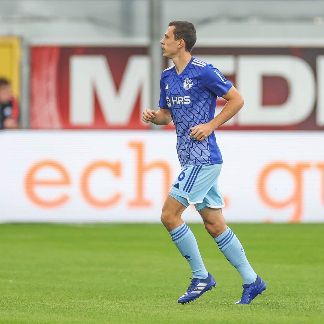 シャルケ04さんのインスタグラム写真 - (シャルケ04Instagram)「Auf zum Auswärtssieg! ⚒️💪🏽 . . #Schalke #S04 #Matchday #Football #Soccer #Fußball #Futbol #Knappen #EinLebenLang #🔵⚪️」9月30日 1時28分 - s04