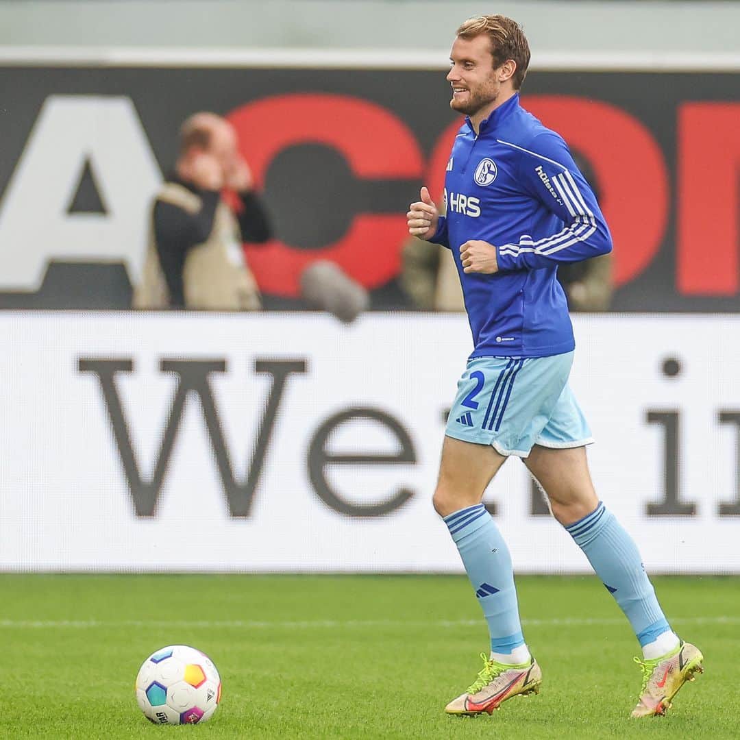 シャルケ04のインスタグラム：「Auf zum Auswärtssieg! ⚒️💪🏽 . . #Schalke #S04 #Matchday #Football #Soccer #Fußball #Futbol #Knappen #EinLebenLang #🔵⚪️」