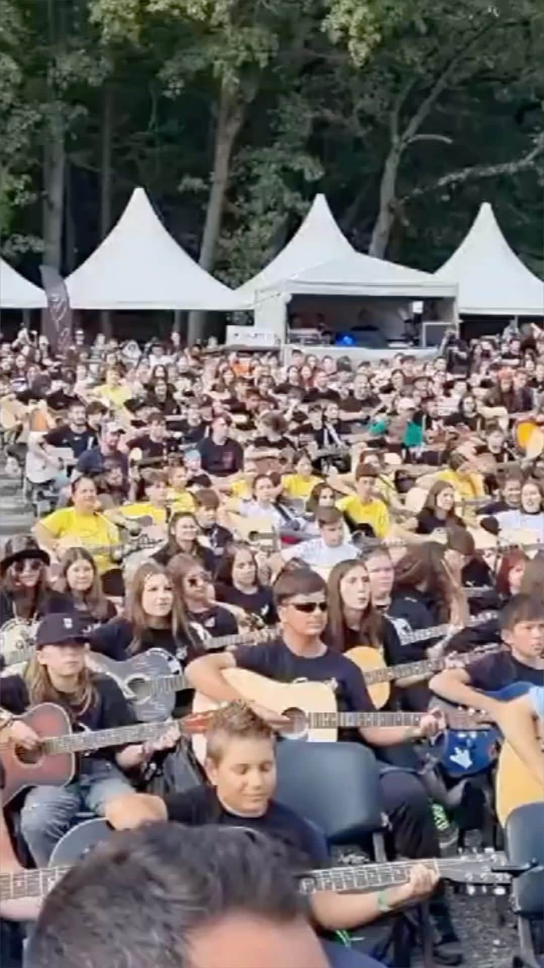 ジョン・フォガティのインスタグラム：「Wow! 700+ guitarists in Sibiu, Romania came together to play my song “Have You Ever Seen The Rain” ❤️」