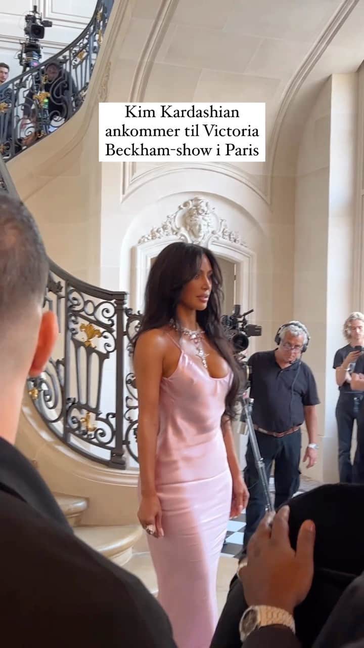 のインスタグラム：「Kim Kardashian ankommer til Victoria Beckham-showet i Paris」