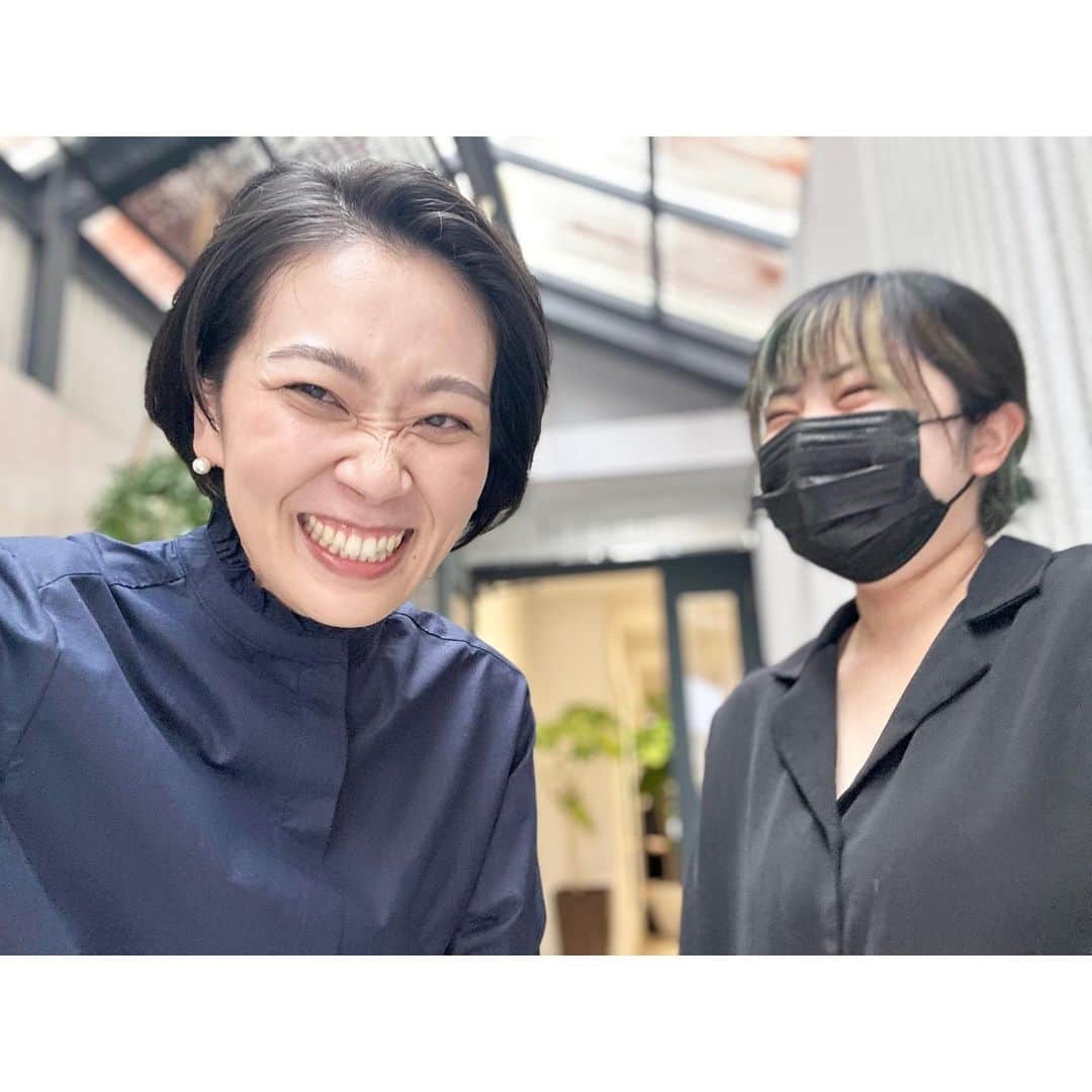 加藤沙知のインスタグラム：「今週のcheck!は、アジア大会 放送のため、 木曜日と金曜日の放送(短縮ver.)でした📺  衣装＆ヘアセットの写真を見返していたら、 楽しそうな一枚が撮れていました🤭 木・金曜日のヘアセットをしてくださる美容室にて😂 何に笑ったかは、覚えていません笑  というこで！ 今週の衣装＆ヘアセットです。 詳しくは番組アカウント(@check.mrt )に掲載しています!  1枚目:ヘアセット後(木曜日)  2枚目:9月28日(木) 一足早くお月様色🎑🌕  3枚目:9月29日(金) 4枚目: ヘアセットをしていただいている美容室にて♪(金曜日)  来週もご覧いただけると、喜びます✨  来週の月曜〜水曜は、短縮放送で、 16:50〜17:30までです！ご注意ください🙇‍♀️  木曜日からは、通常放送📺 県内のニュースは18:15からです！  #MRT#チェック#check #衣装#コーディネート #オフィスコーデ#通勤コーデ #ヘアセット#ショートカット」