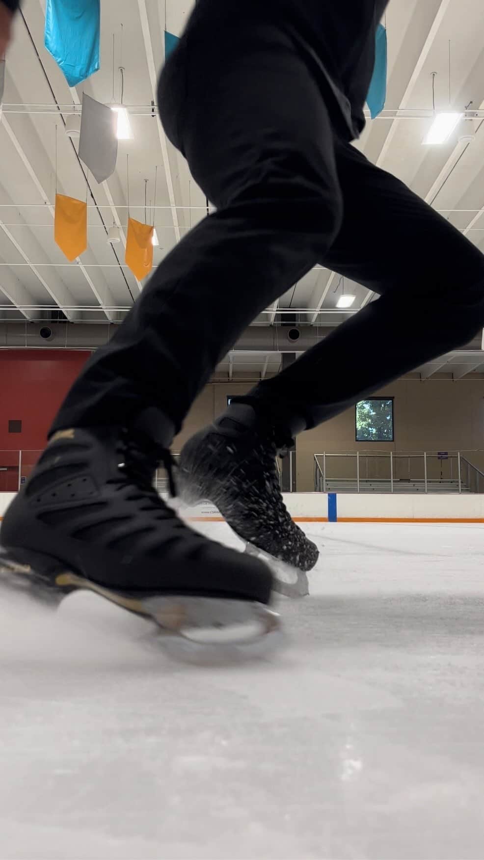 ダニエル・オシェイのインスタグラム：「Always feeling great and ready to go in my @edeaskates Pianos and my @johnwilsonblades Gold Seals!」