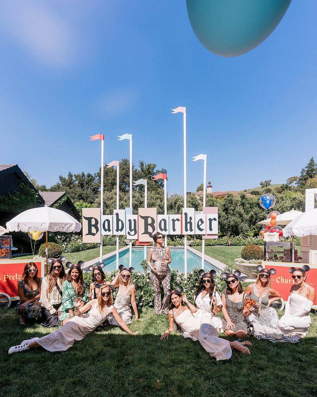 コートニー・カーダシアンさんのインスタグラム写真 - (コートニー・カーダシアンInstagram)「baby shower of my dreams ✨   all the bts pics and details @poosh   thank you mommy @krisjenner for turning your home into the happiest place on earth, instilling my love of all things Disney, and for throwing this baby shower to celebrate me and your thirteenth grandchild」9月30日 1時38分 - kourtneykardash