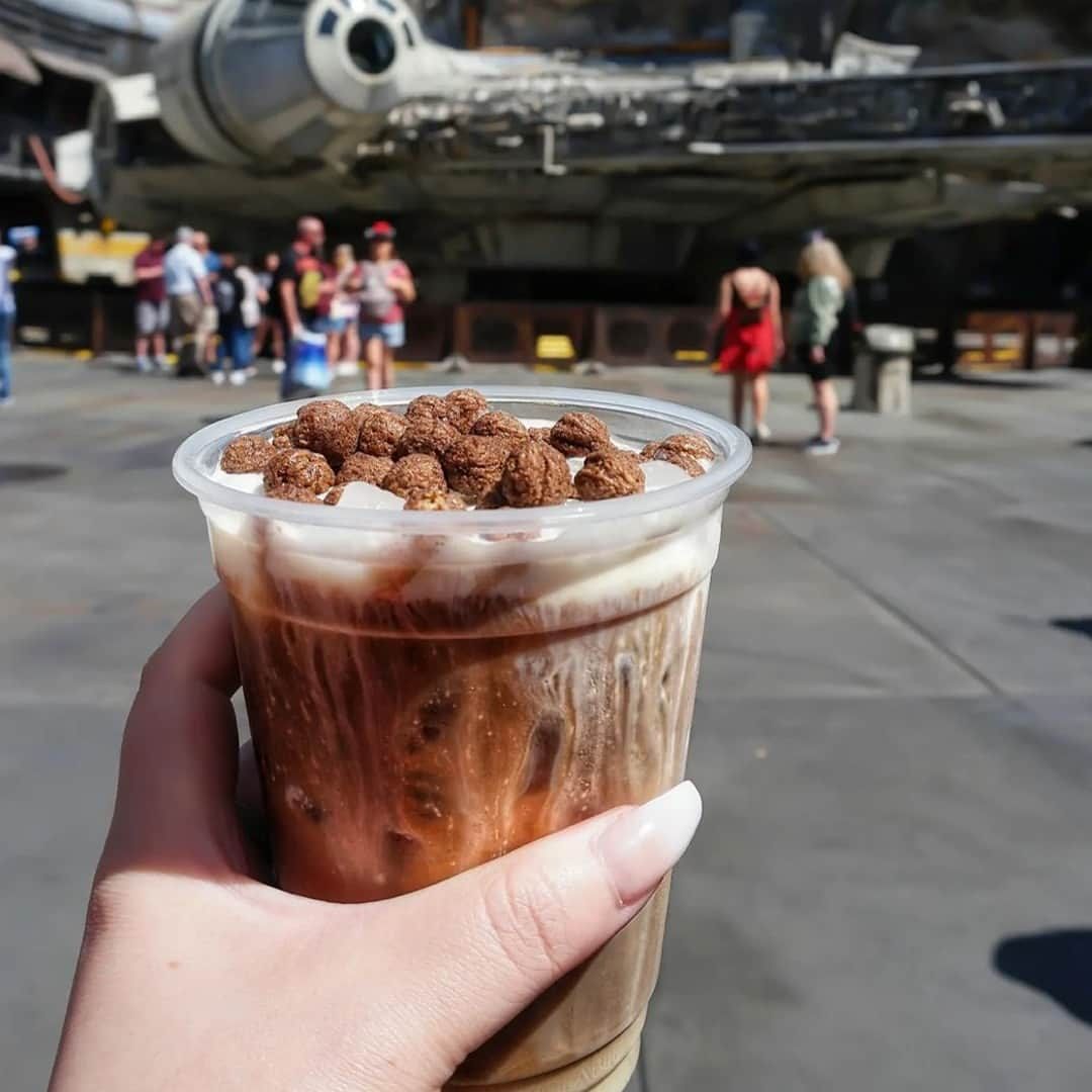 ディズニーランドのインスタグラム：「☕ It's a brew-ti-ful day for coffee! Which delightful blend are you trying on #NationalCoffeeDay? ☕ (📸: @britneydpapa & @magicalsoulfoodie)」