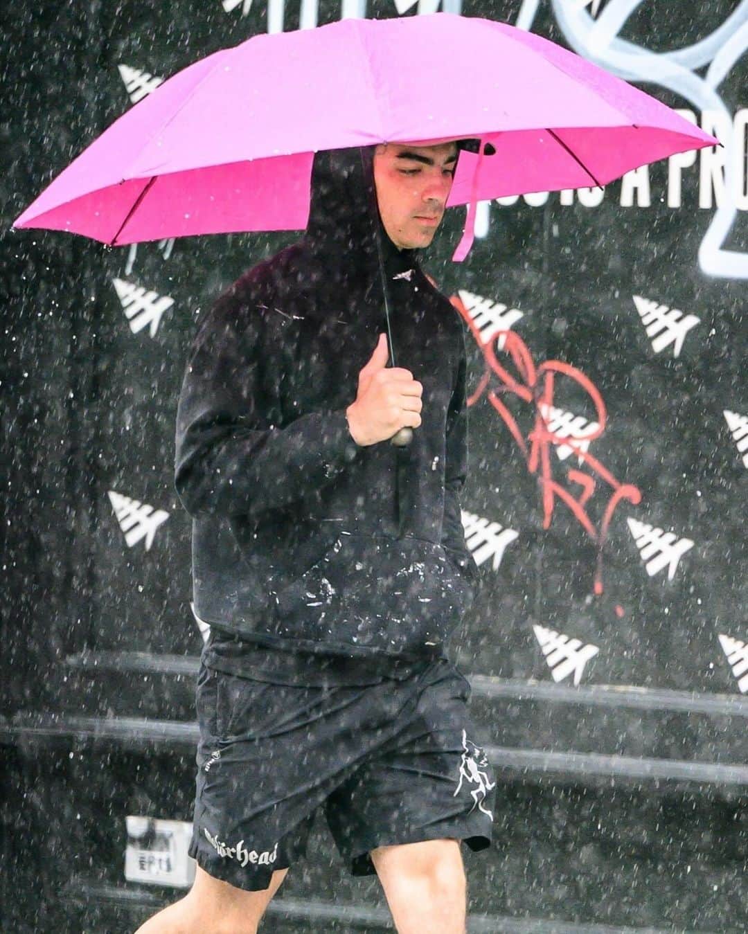 Just Jaredさんのインスタグラム写真 - (Just JaredInstagram)「Joe Jonas steps out in the pouring rain to grab breakfast to go. #JoeJonas Photos: Backgrid」9月30日 1時55分 - justjared