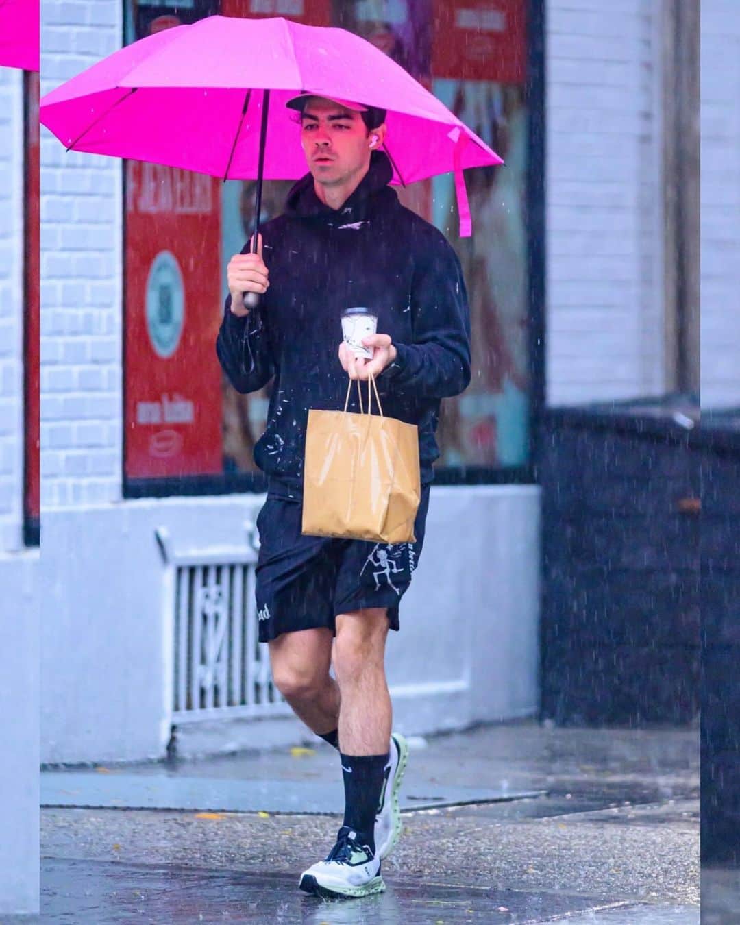 Just Jaredさんのインスタグラム写真 - (Just JaredInstagram)「Joe Jonas steps out in the pouring rain to grab breakfast to go. #JoeJonas Photos: Backgrid」9月30日 1時55分 - justjared
