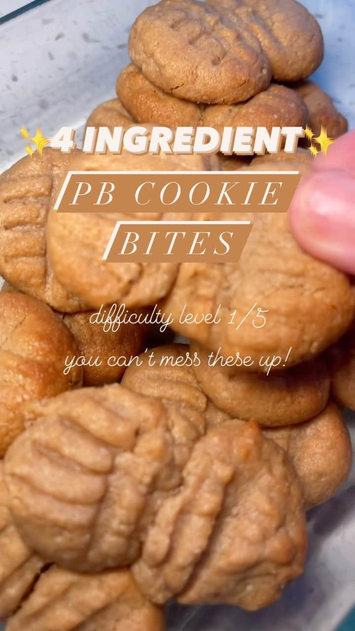 Nikki Blackketterのインスタグラム：「✨4 Ingredient PB Cookie Bites✨ SO EASY, so yummy 🍪🤤 I saw these on @taychayy’s page and saved them for later and they did nottt disappoint!!  1 cup almond flour 1/2 cup peanut butter 1/3 cup honey (or pure maple syrup) 1 tsp vanilla extract  1️⃣ mix everything together  2️⃣ EAT ALL THE BATTER ITS TASTY 2️⃣ jk but I threw mine in the freezer for like 15 minutes to make the *dough* more firm and easier to work with 3️⃣ make batter into balls and align in duos on your cookie sheet, idk if the fork design is necessary but I liked it and it makes them flatter (I know this bc I missed one of them and that one was poofy) 4️⃣ bake in oven for 8-10 minutes at 350 degrees — I could’ve cooked mine less bc I made them quite tiny so maybe base this on how big yours are  ENJOY AND RELISH IN THE BAKER YOU ARE, WOW LOOK AT YOU GO!! 😍✨👩‍🍳🎉  These were sooo easy, I will definitely be making them again!」