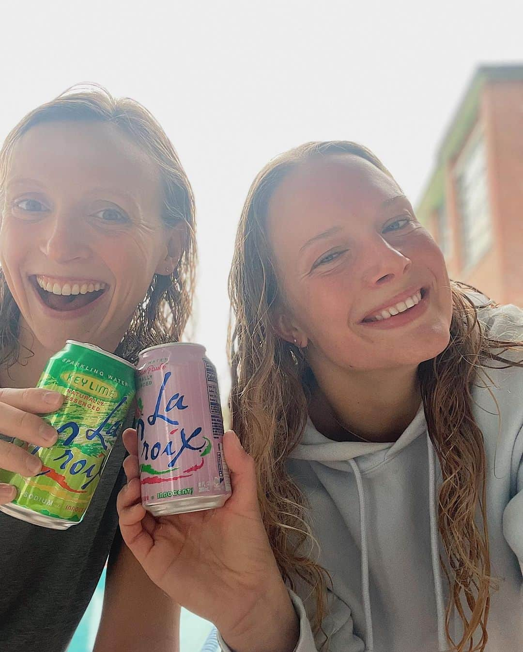 ケイティ・レデッキーさんのインスタグラム写真 - (ケイティ・レデッキーInstagram)「I hereby declare today Bring @lacroixwater to a Teammate Day 👏🏼💖  My friend @ninakucheran always brings her sparkle ✨ to practice 🫶🏼😊  #LiveLaCroix」9月30日 1時51分 - katieledecky