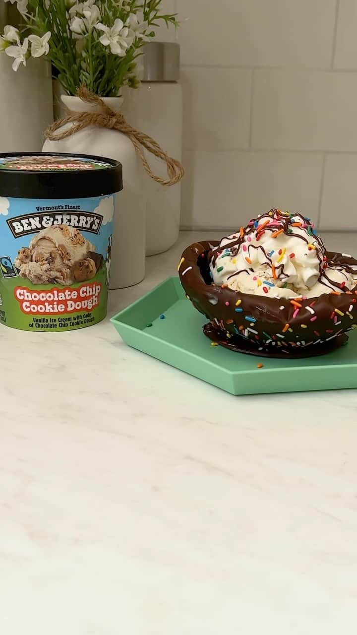 Ben & Jerry'sのインスタグラム：「When every bowl in the house is dirty, we improvise. #benandjerrys #ediblebowl #icecream #dessertrecipe」