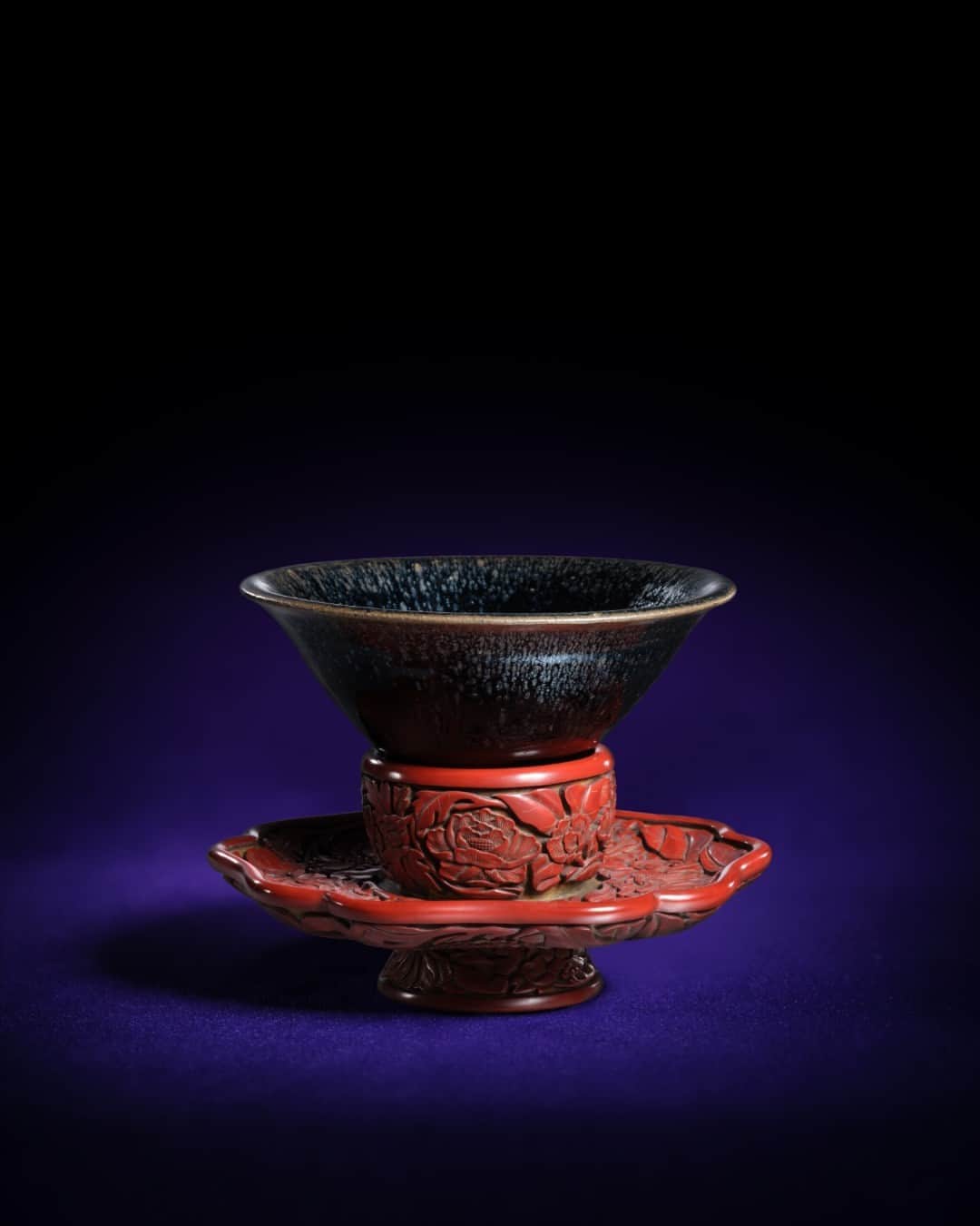 サザビーズさんのインスタグラム写真 - (サザビーズInstagram)「Tenmoku (tianmu) bowls have been used in Japan since medieval times for zen meditation in temples and aristocratic homes. A very rare example from the Song dynasty (960-1279), this tea bowl is decorated with an exquisite dappled black glaze and striking iridescent 'oil spot' markings. Swipe through to take a closer look.    The large heirloom will be featured in the most beautiful line up of heirloom Tenmoku bowls ever to come to market. The "Karamono: Heirlooms of Chinese Art from Medieval Japan" live auction will take place at #SothebysHongKong on 9 October. Read more at the link in bio.」9月30日 2時00分 - sothebys