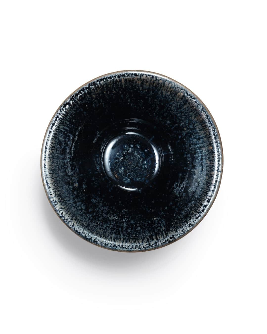 サザビーズさんのインスタグラム写真 - (サザビーズInstagram)「Tenmoku (tianmu) bowls have been used in Japan since medieval times for zen meditation in temples and aristocratic homes. A very rare example from the Song dynasty (960-1279), this tea bowl is decorated with an exquisite dappled black glaze and striking iridescent 'oil spot' markings. Swipe through to take a closer look.    The large heirloom will be featured in the most beautiful line up of heirloom Tenmoku bowls ever to come to market. The "Karamono: Heirlooms of Chinese Art from Medieval Japan" live auction will take place at #SothebysHongKong on 9 October. Read more at the link in bio.」9月30日 2時00分 - sothebys