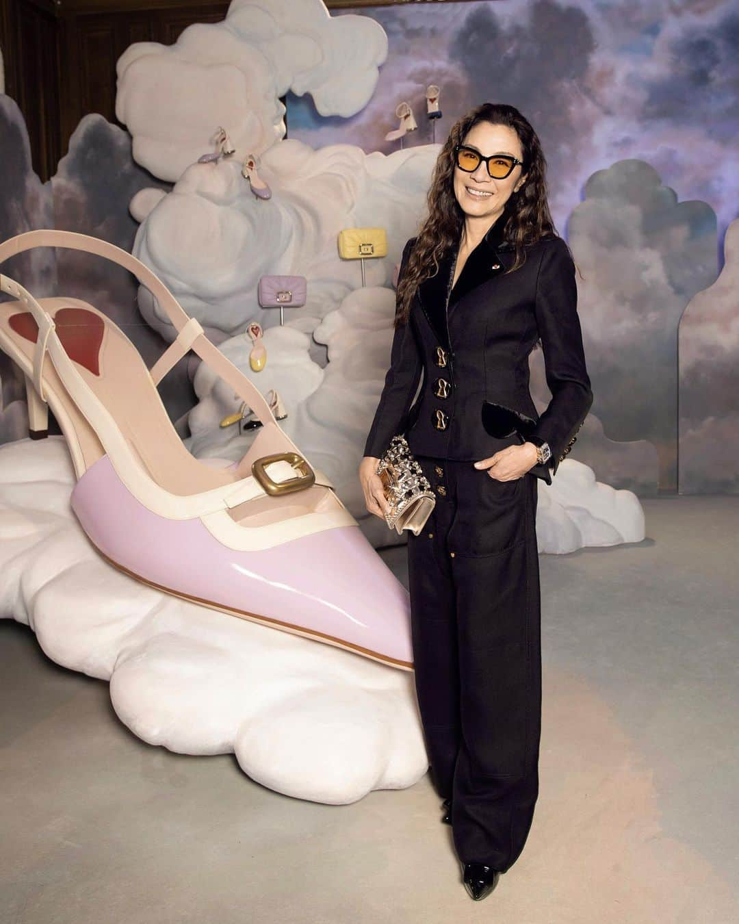 ロジェ・ヴィヴィエのインスタグラム：「@michelleyeoh_official and @carlabruniofficial arrive at Les Éléments Vivier alongside Roger Vivier ambassador @camillerazat and special guests @philippineleroybeaulieu and @zhanglinghe__1230.   #RogerVivierSS24 #RogerVivier #GherardoFelloni」