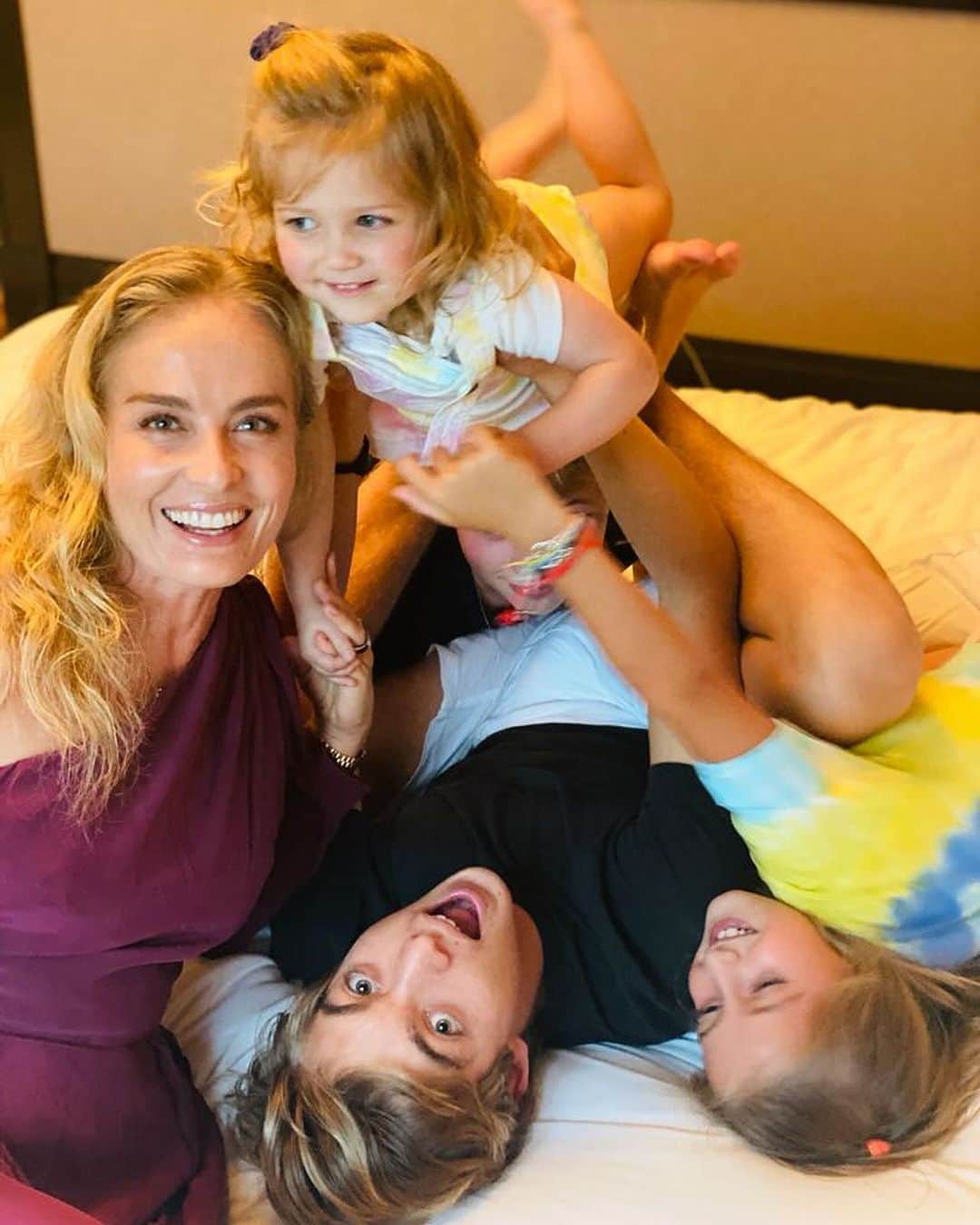 アンジェリカのインスタグラム：「Hoje celebramos não apenas um ano a mais, mas um ano de risos, aprendizados e muito amor ao lado da minha afilhada querida. 🎂🎉 Cada momento ao seu lado é um presente, e ver você crescer me enche de orgulho. Que este novo ciclo seja repleto de alegrias, realizações e sonhos concretizados! 💖✨  Feliz aniversário, meu tesouro! Que a vida continue te presenteando com momentos especiais e muito amor! 🥳🌟   #AmorInfinito」