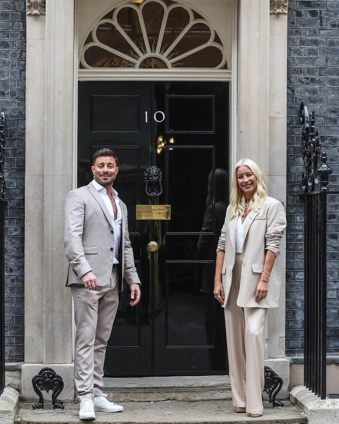 ダンカン・ジェイムスのインスタグラム：「Thank you @10downingstreet for inviting us for afternoon tea to celebrate the incredible work @macmillancancer do. @mrduncanjames and I have loved promoting our fundraising single “That’s What Friends Are For” ahead of coffee mornings up and down the country this weekend and in the future. 💚 It was so lovely to see everyone at no 10 enjoying their Colin the caterpillar cakes from @marksandspencer @marksandspencercafe who are also donating to the incredible @macmillancancer nurses and volunteers 💚 photo credit @brett_d_cove 📸 videographer @johntaylorfilms 🎥」