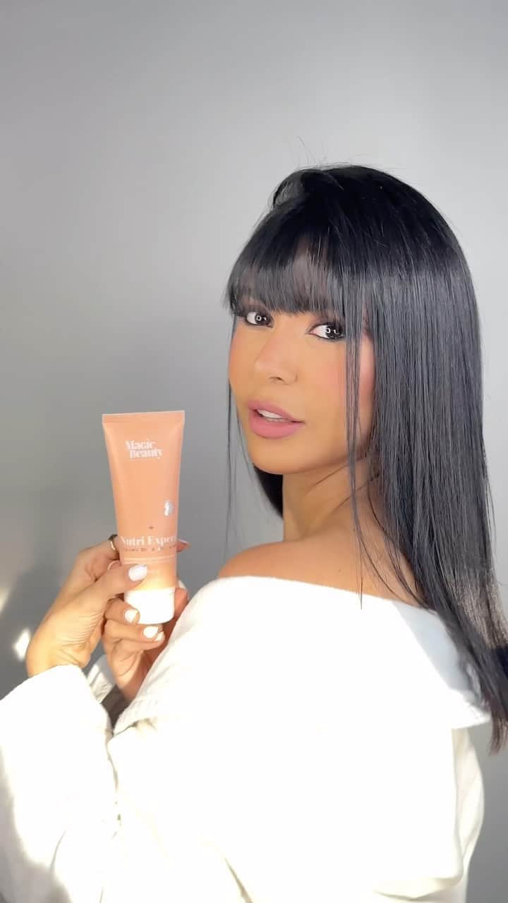 Gabriela Salesのインスタグラム：「Rifada atua mais uma vez kkk. Simm lacrinhas, é possível ter resultados de salão em casa!   Estou apenas chocada com essa linha Nutri Expert da Magic Beauty! Além de nutrir e hidratar o cabelo sem pesar, ainda sela as cutículas e traz aquele brilho intenso!   Pra quem ainda não conhece, a @magicbeauty oferece várias linhas capilares com fórmulas ultra potentes, limpas, livre de parabenos e petrolatos, além de ser cruelty free.   Todos linha @magicbeauty vocês encontram na @amobelezabr ! E tenho cupom válido pra todo site e app pra vcs! CUPOM 10%: RICADEMARRE ✨✨✨ p u b l i」