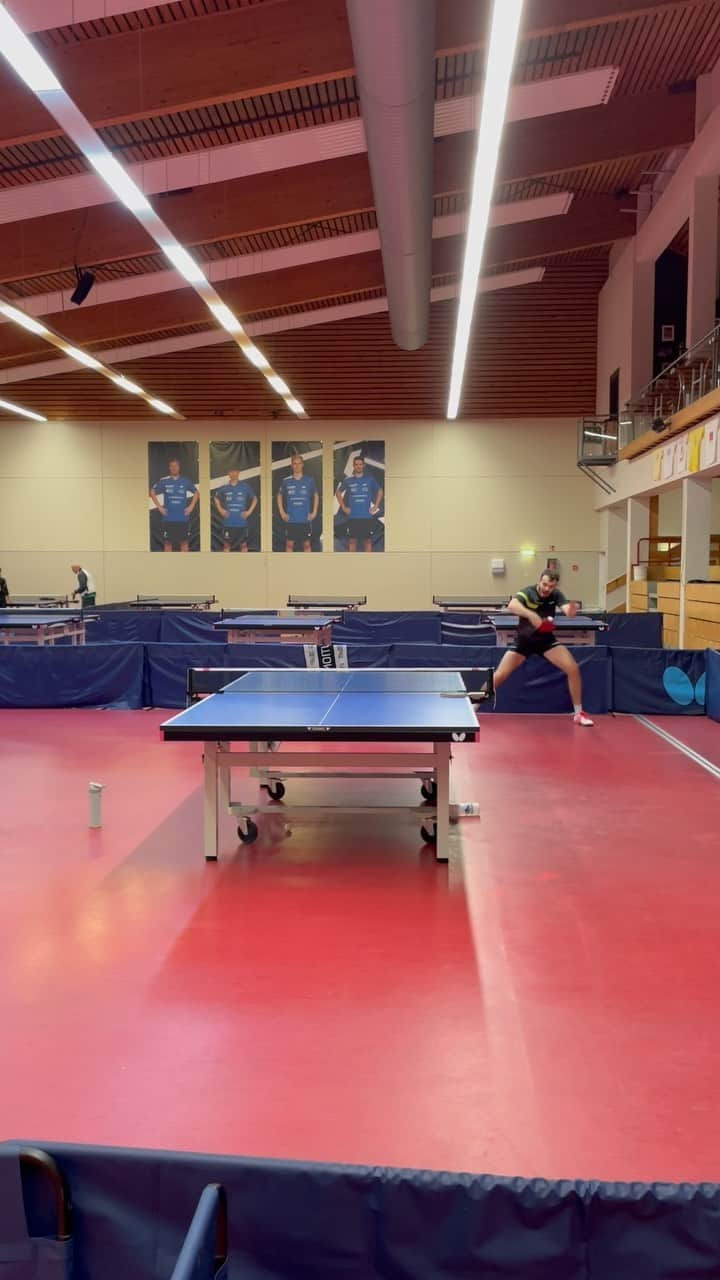 サム・ウォーカーのインスタグラム：「Backhand club with @fengyihsin 😜🏓」