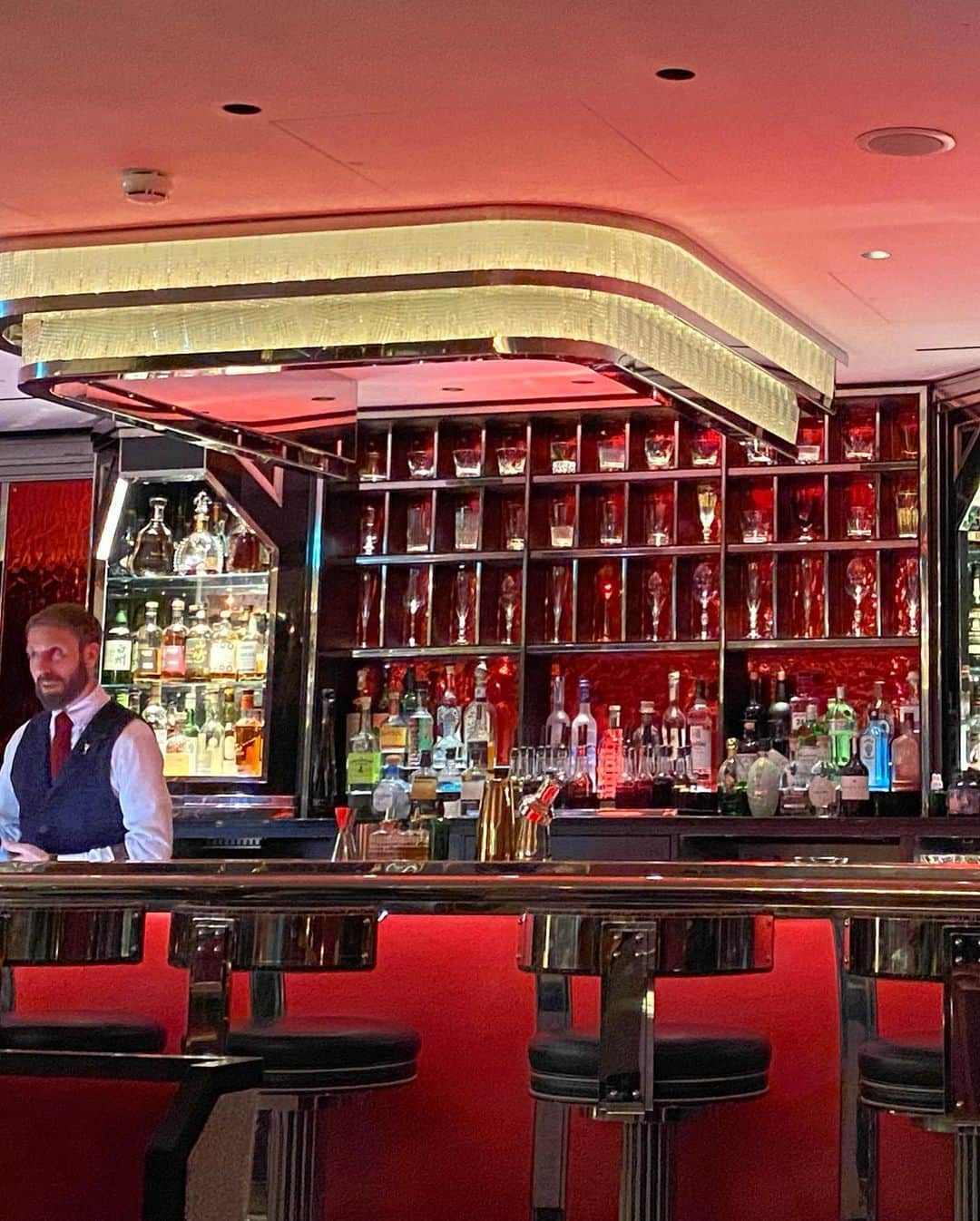 里村明衣子さんのインスタグラム写真 - (里村明衣子Instagram)「Harrodsの地下にある【The Baccarat Bar | Cocktail Bar London】にEmuさんに連れて行っていただきました🥃バーテンダーの質から何から凄いよ。 Tシャツできちゃったよ💦  #TheBaccaratBar | Cocktail Bar London #London #Harrods」9月30日 2時19分 - meiko_satomura