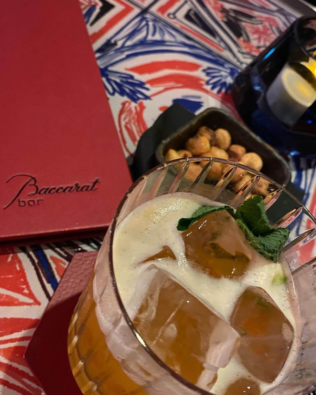里村明衣子さんのインスタグラム写真 - (里村明衣子Instagram)「Harrodsの地下にある【The Baccarat Bar | Cocktail Bar London】にEmuさんに連れて行っていただきました🥃バーテンダーの質から何から凄いよ。 Tシャツできちゃったよ💦  #TheBaccaratBar | Cocktail Bar London #London #Harrods」9月30日 2時19分 - meiko_satomura