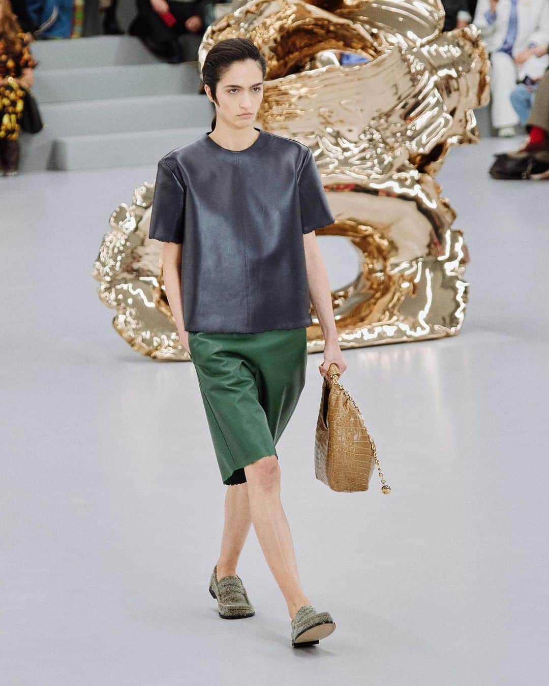 Loeweさんのインスタグラム写真 - (LoeweInstagram)「LOEWE Spring Summer 2024 women's runway collection.   A wardrobe in perspective: tall and vertical, for a stringent proposal of daywear. A pragmatic one.  Creative direction Jonathan Anderson Styling Benjamin Bruno Casting Ashley Brokaw Hair Guido Palau Make up Pat McGrath Show coordination Holmes Production Production La Mode en Images Photography Vasilis Kalegias  Jewellery in collaboration with Lynda Benglis  Artworks Lynda Benglis Power Tower, 2019 Zero Cobra, 2020   © 2023 Lynda Benglis/Licensed by VAGA at Artists Rights Society (ARS), NY. Courtesy of the Artist and Pace Gallery, New York.  #LOEWE #LOEWESS24」9月30日 2時30分 - loewe