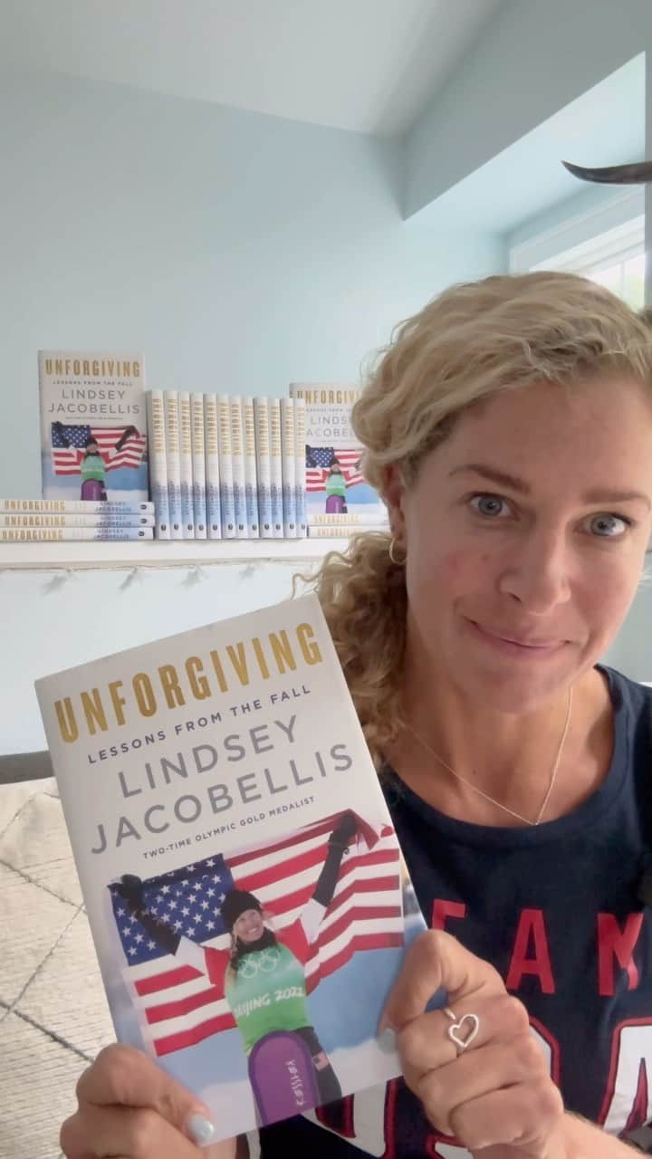 リンゼイ・ジャコベリスのインスタグラム：「Questions for #Unforgiving Lessons From The Fall? Drop them in the comments below. I can’t wait to share my story with everyone and I hope it inspires and ignites that inner fire within 💕 Available for preorder now, link in my bio.」