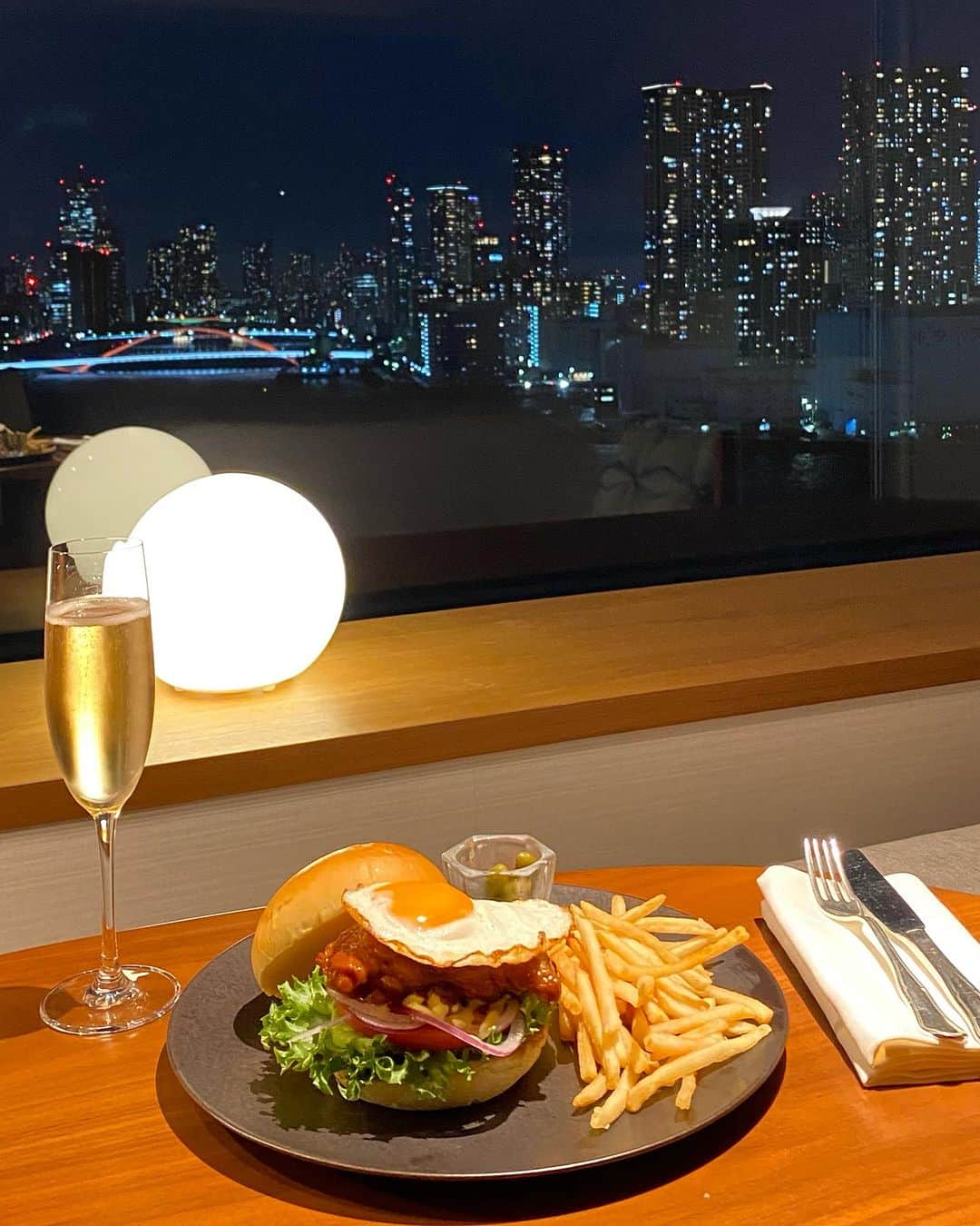 InterContinental Tokyo Bayさんのインスタグラム写真 - (InterContinental Tokyo BayInstagram)「. 🌕中秋の名月はご覧になられましたでしょうか？  インルームダイニングでは照り焼きチキンの月見バーガーをご用意しております。 ジューシーに仕上げたチキンに、照り焼きソースをたっぷりと絡め、秋の名月を思わせる目玉焼きを添えたバーガー🍔 トロける玉子と甘辛い照り焼きソースの好相性をご堪能ください。 シャンパンやビールなどとご一緒にぜひどうぞ😋  #ハンバーガー #照り焼き #ワイン＃秋の名月 #目玉焼き #とろける卵 #シャンパン #ビール  #ルームサービス#高層階 #フォトジェニック#インルームダイニング #浜松町  #眺めの良い部屋 #レインボーブリッジ#オーシャンビュー #ホテル #高層ビル群 #隅田川 #sumidariver #InterContinentalTokyoBay #Hotel #Inroomdining #インターコンチネンタル東京ベイ #ホテルインターコンチネンタル東京ベイ」9月30日 2時26分 - intercontitokyobay