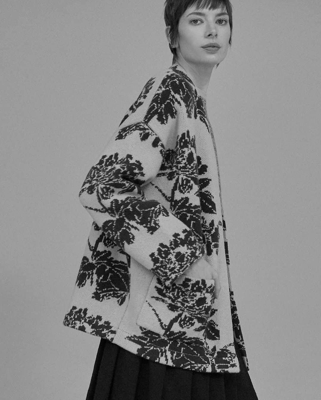 デミリーのインスタグラム：「Elegant statement florals adorn Sonia—a chic, oversized kimono-style jacket-cardigan from our new Fall collection.」