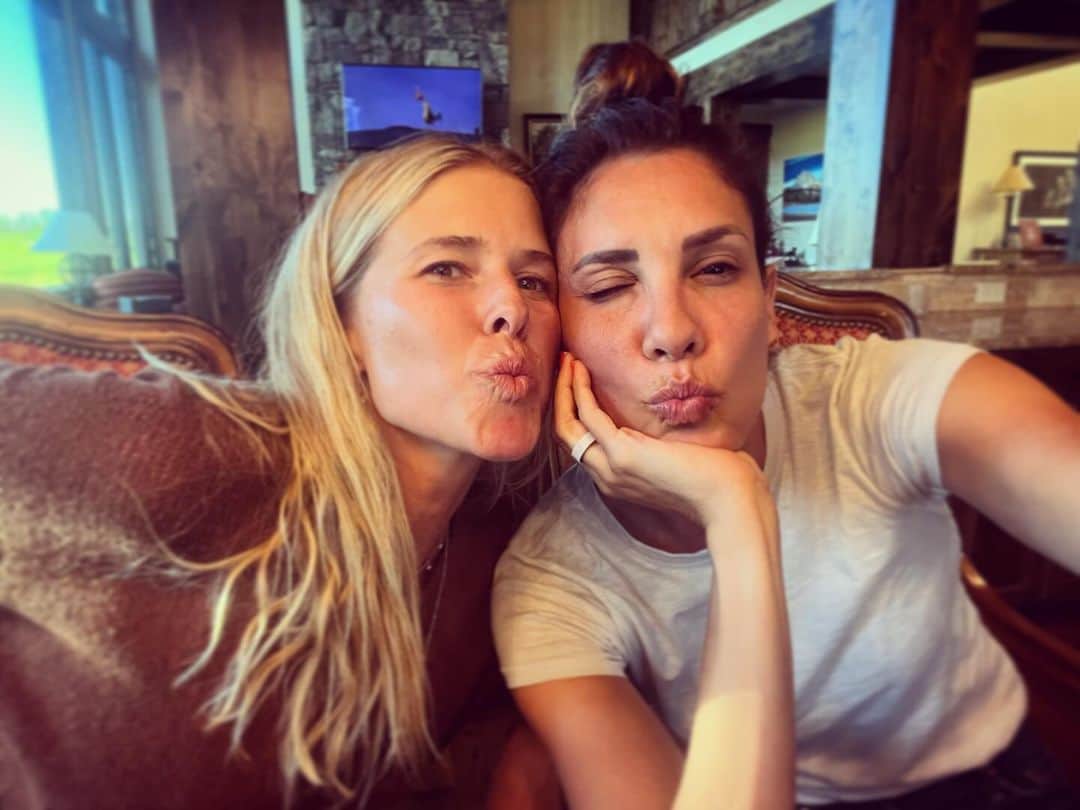 ダニエラ・ルーアのインスタグラム：「Yesterday my sister from another mister, my Idaho companion and mama bear divine celebrated a milestone birthday! Love you so much lady! Flood her with love!!! @swrightolsen ♥️🌺♥️🌺♥️🌺♥️♥️♥️♥️🌺🌺🌺♥️🌺♥️🌺♥️🌺 . Ontem a minha mana, companheira de Idaho e mamã divina celebrou um aniversário especial! Inundem-na de amor!!! 🌺♥️🌺♥️🌺♥️🌺🌺♥️🌺♥️♥️🌺」