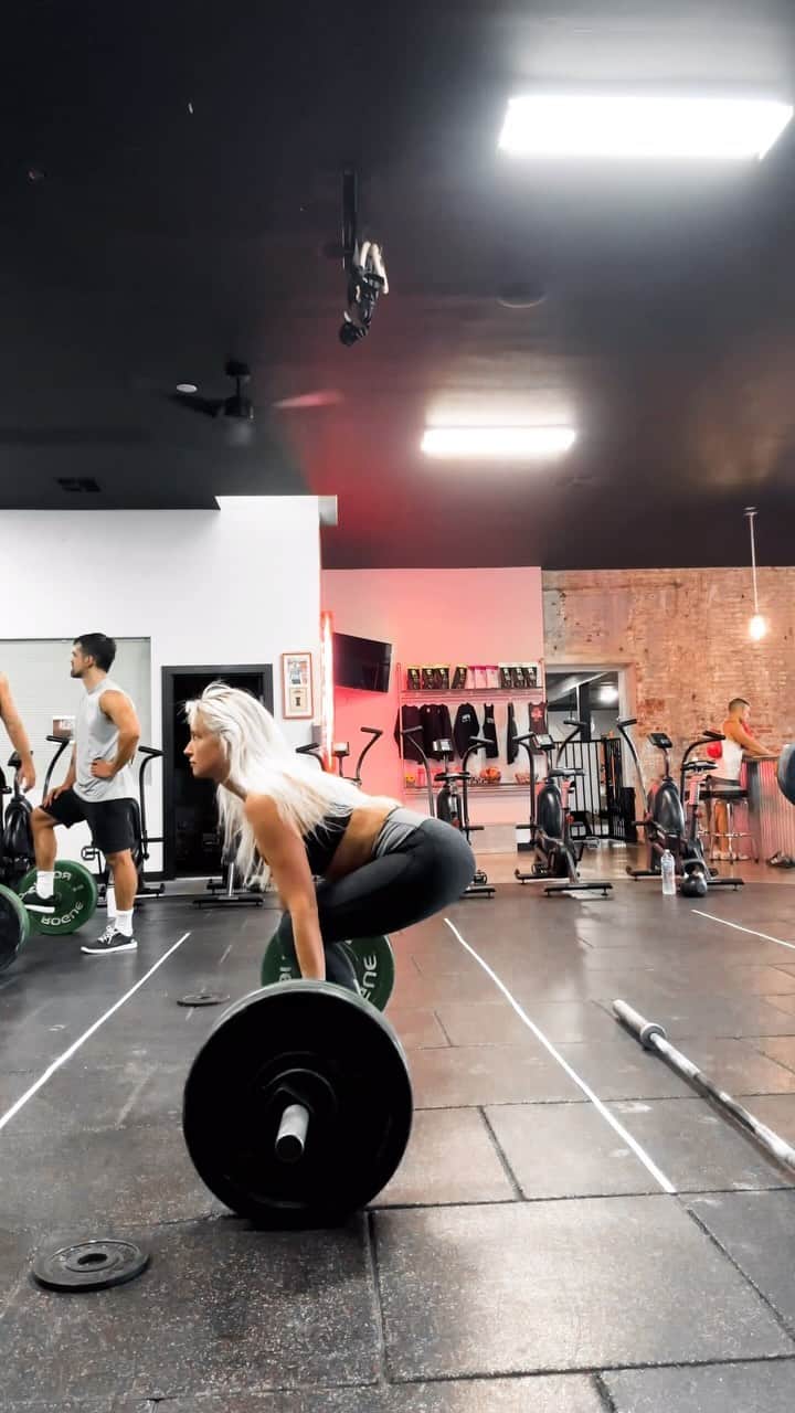 のインスタグラム：「💪 I got a new personal best on my 3 rep deadlift 🙌🙌 yes, I dropped the bar and had a stupid smile on my face,  no, I don’t care because I felt like a badass haha #crossfit #deadlift #ﬁtness」