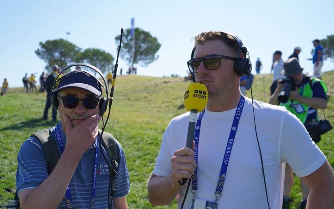 マット・ウォレスのインスタグラム：「Under the watchful eye of @iaincartergolf. I can’t describe how much fun I had at my first @therydercup  We get to do it all over again tomorrow.  Hope you enjoyed my waffle 🎤 @5livesport」
