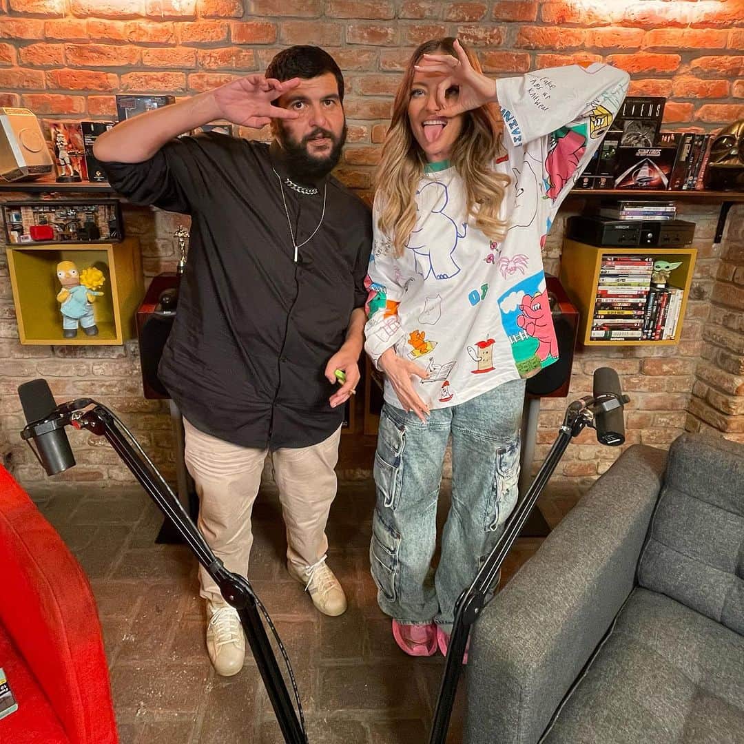 Delia Matacheのインスタグラム：「Delia a fost iarasi invitata in podcast-ul meu “Aproximativ Discutii” . Am ras mult! Episodul se poate vedea in early acces la mine pe Patreon (link in bio si story), iar de luni doar pe canalul de youtube HappyFishTv!」