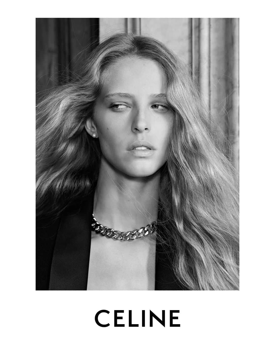 Celineのインスタグラム：「LA COLLECTION DES GRANDS CLASSIQUES CELINE SESSION 07  CELINE JEWELRY CELINE GOURMETTE TRIOMPHE NECKLACE  COLLECTION AVAILABLE NOW IN STORES AND ON CELINE.COM  ABBY @HEDISLIMANE PHOTOGRAPHY AND STYLING ROME, PALAZZO FARNESE  SEPTEMBER 2023  #CELINEBYHEDISLIMANE」