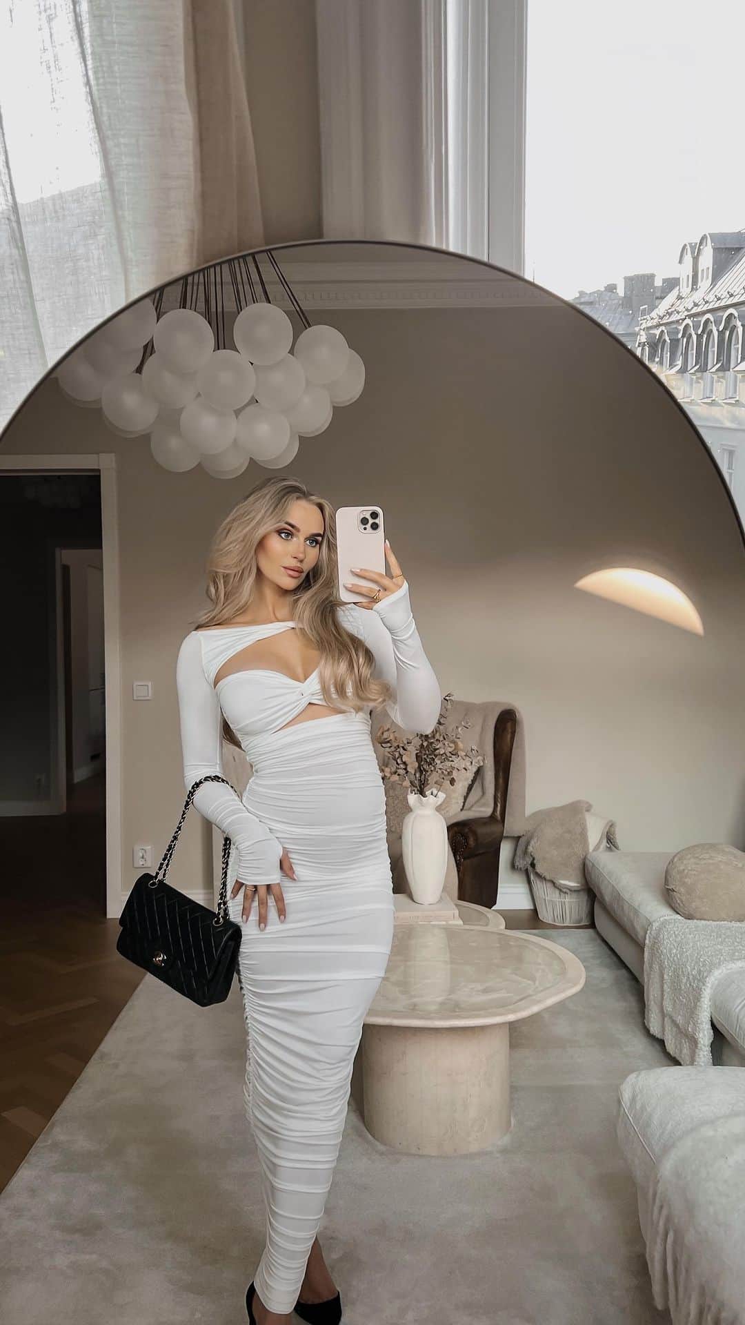 のインスタグラム：「@FashionNova Help me pick a dinner look 🥰 I’m so in love with both of these dresses! 🫶🏼」
