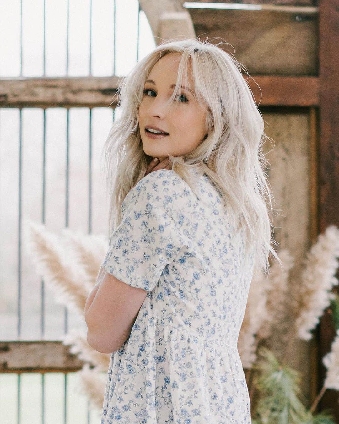 キャンディス・アッコラのインスタグラム：「🌬️💙」
