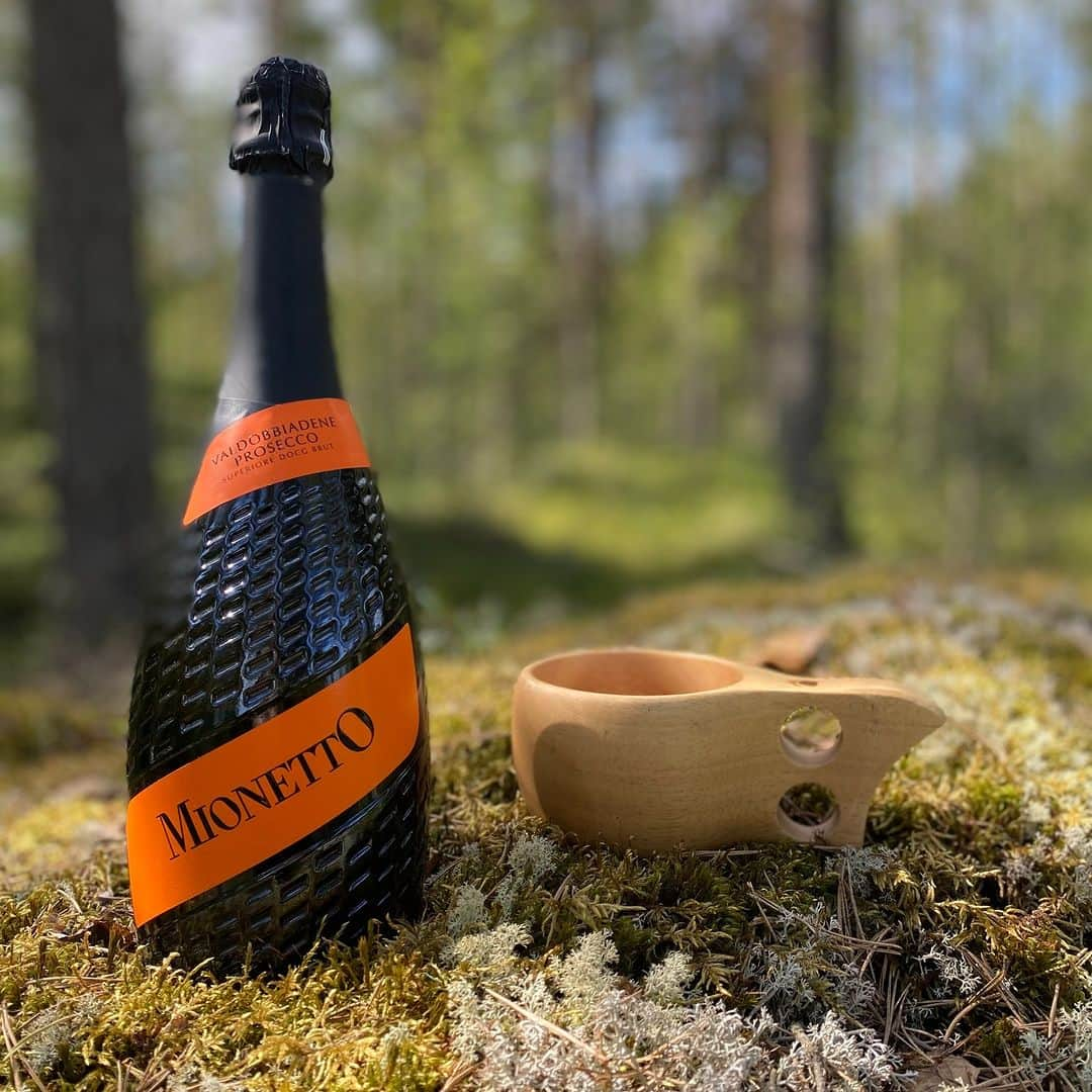 Mionetto Prosecco Suomiさんのインスタグラム写真 - (Mionetto Prosecco SuomiInstagram)「🥂 Mionetto Valdobbiadene Prosecco Superiore Brut  🥂  Mionetto Valdobbiadene Prosecco 0,75l  🥂  Alko 16,99€ tilausnumero 939935  Valdobbiadenen sydämessä sijaitsee Superiore DOCG, jonka jyrkillä rinteillä kasvavat huippulaadukkaat Glera-rypäleet. Ne takaavat Luxury Mionetton puhdaspiirteiset aromit ja keveän elegantin hapokkuuden. Tuoksussa on kypsää hedelmää, hunajaa ja akaasian kukkaa. Hieno helmeilevä suuntuntuma myötäilee tuoksun aromeja, jossa myös omenaa ja päärynää. Kuplien monipuolisuus ja kepeys tekevät siitä täydellisen aperitiivin ja sitä suositellaan myös yhdistettäväksi parsan, kala- ja äyriäisruokien kanssa….. Eikä se ole hassumpi idea metsäretkellekään mukaan otettavaksi 😀.  #mionetto #prosecco #mionettoprosecco #kuohuviini  #kuplivamionetto」9月30日 3時00分 - mionettoproseccofinland